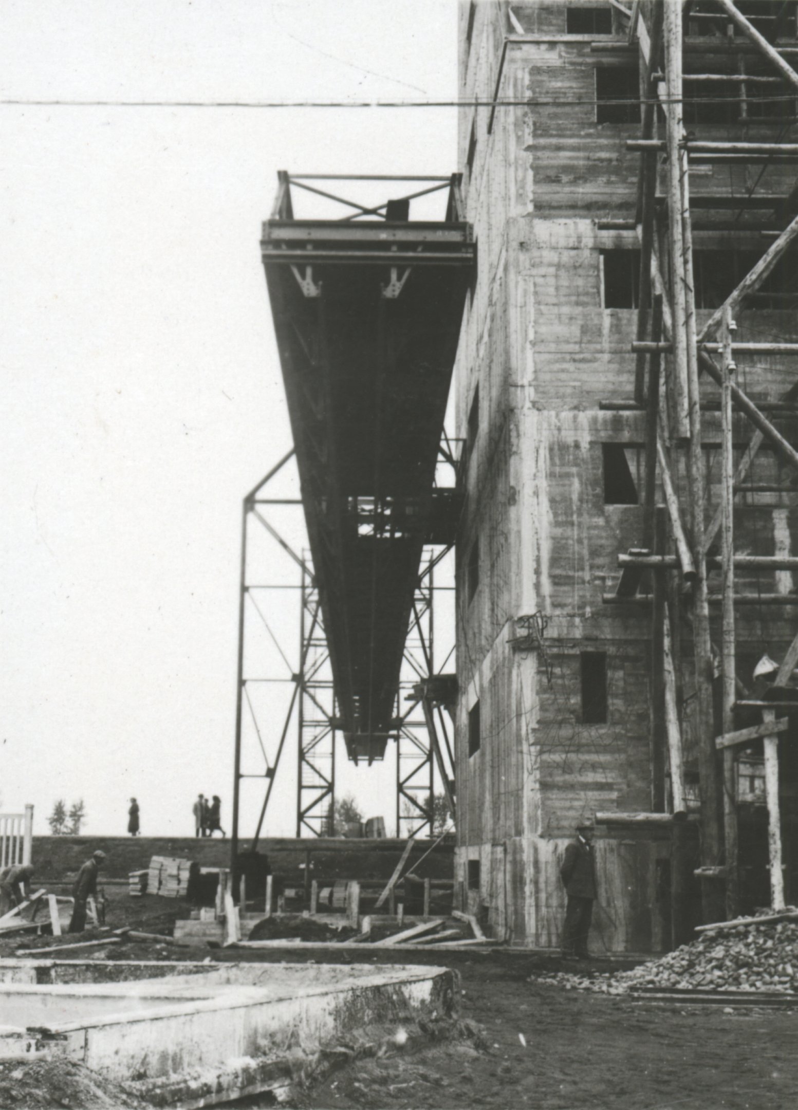 A kiállványozott rakodóhíd. A pályaburkolat alatt jól látszik a daru-pálya, 1934. október 20. (Magyar Környezetvédelmi és Vízügyi Múzeum - Duna Múzeum CC BY-NC-SA)