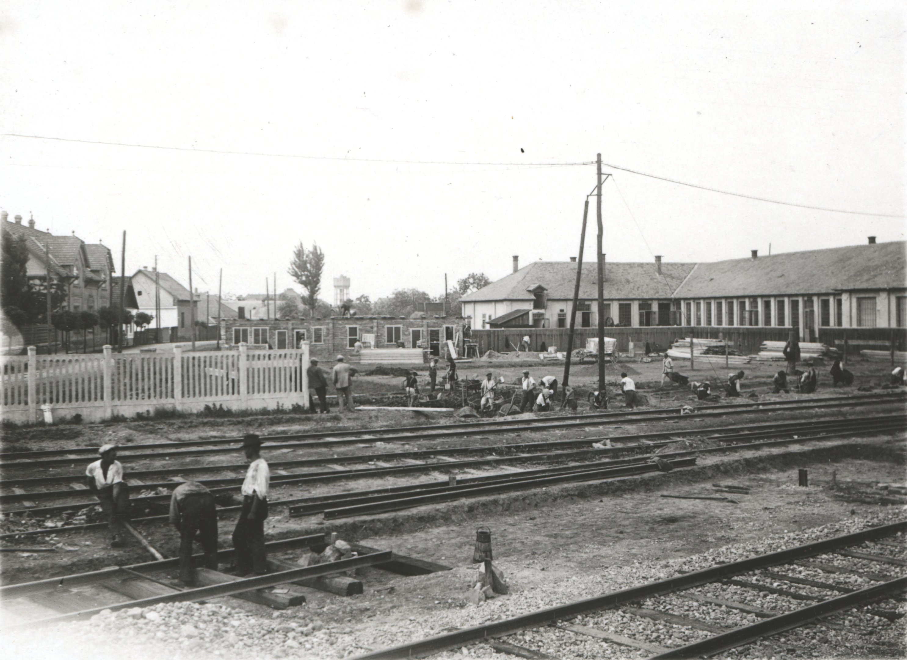 A munka megindulása. Felszedik a vasúti síneket és folyamatban van az alapgödör földkiemelése, 1934. május 5. (Magyar Környezetvédelmi és Vízügyi Múzeum - Duna Múzeum CC BY-NC-SA)