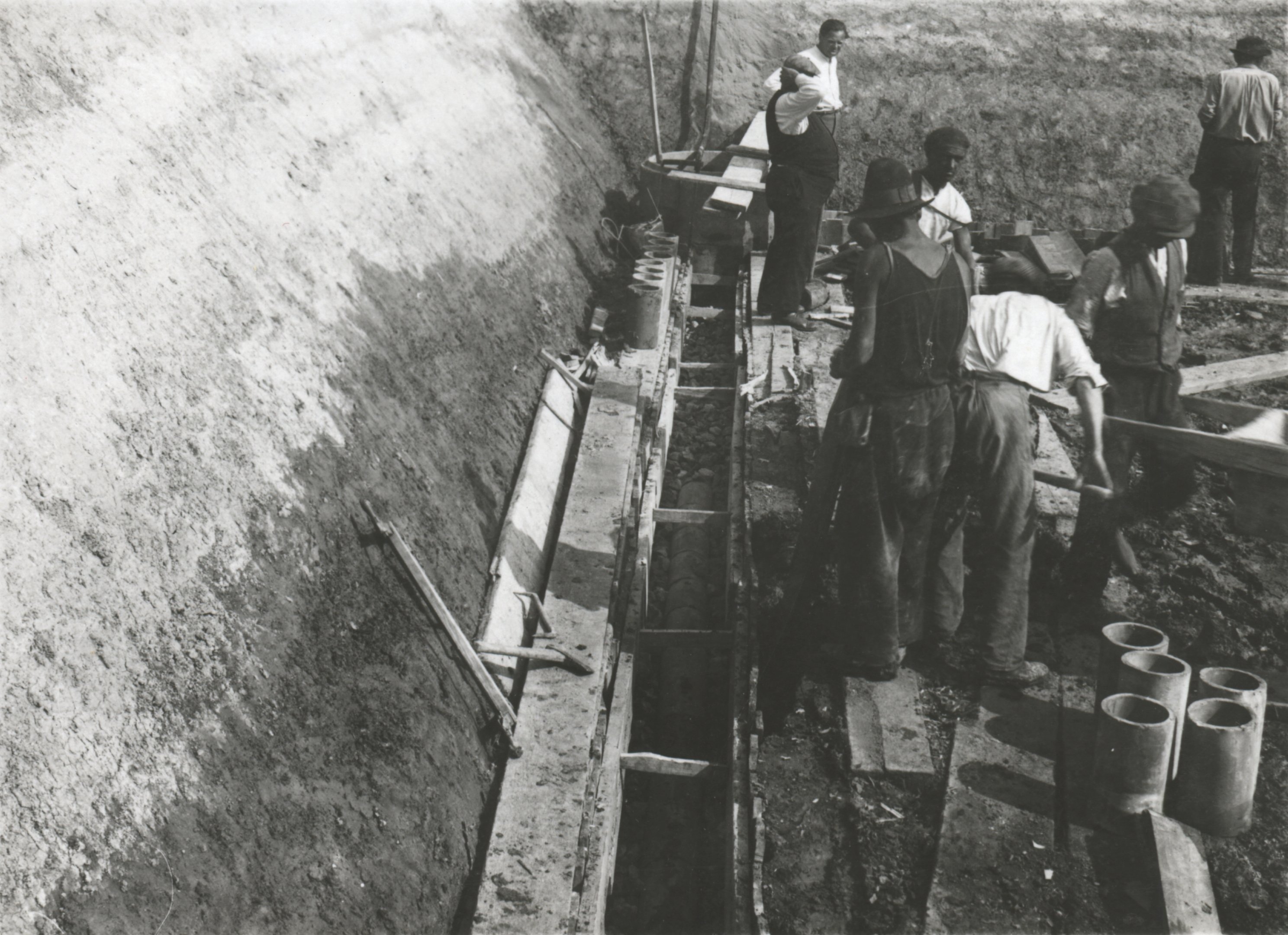Szivárgó-hálózat építése a munkagödör fenekén zúzott kőbe fektetett kőagyag-csövekből, 1934. május 30. (Magyar Környezetvédelmi és Vízügyi Múzeum - Duna Múzeum CC BY-NC-SA)