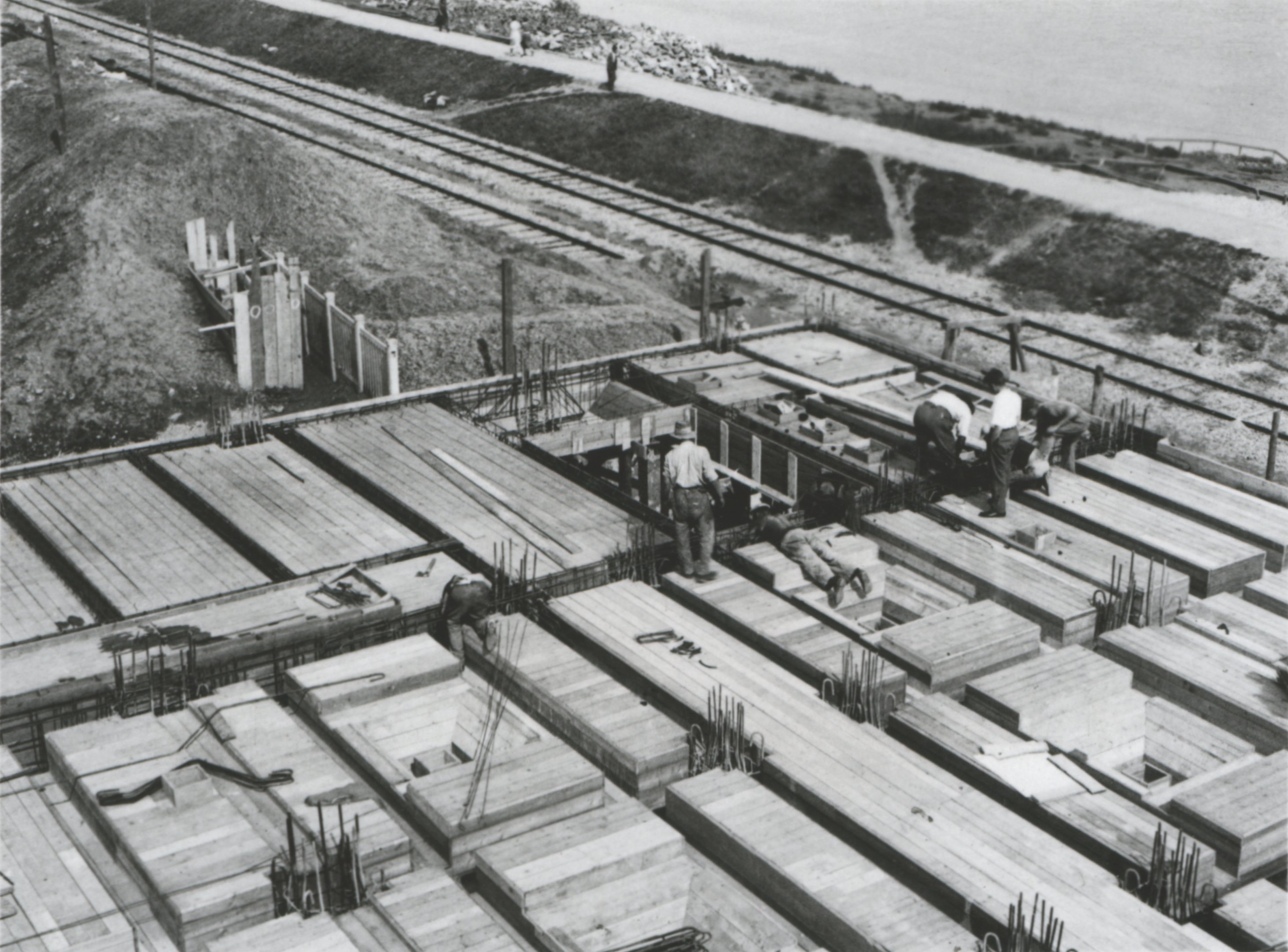 Földszint feletti födém zsaluzása. A gépházi részen a bordák vasszerelése folyamatban, 1934. július 10. (Magyar Környezetvédelmi és Vízügyi Múzeum - Duna Múzeum CC BY-NC-SA)