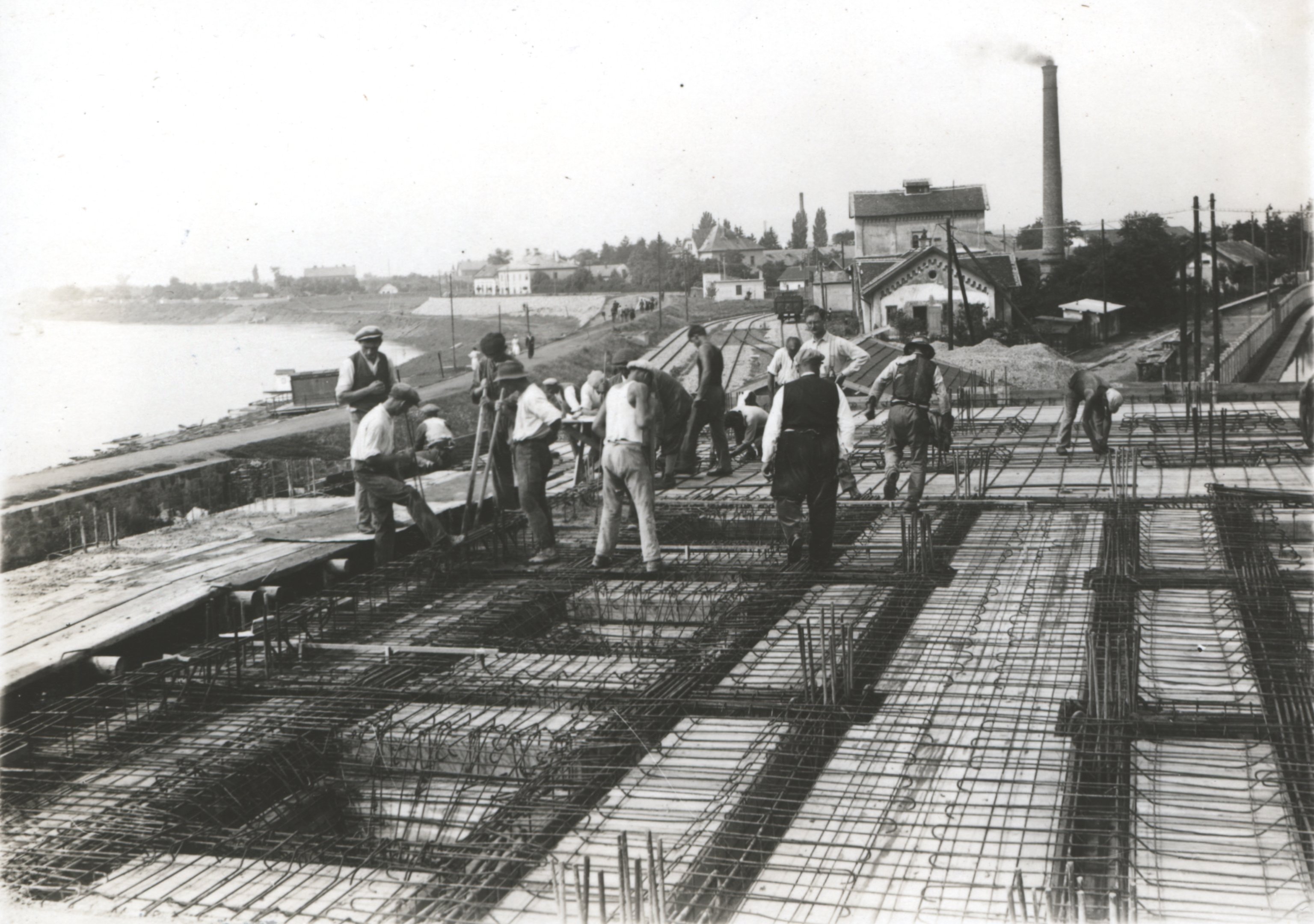A földszint feletti födém silo-cellák alatti részének kész vasszerelése, betonozása folyamatban, 1934. július 16. (Magyar Környezetvédelmi és Vízügyi Múzeum - Duna Múzeum CC BY-NC-SA)