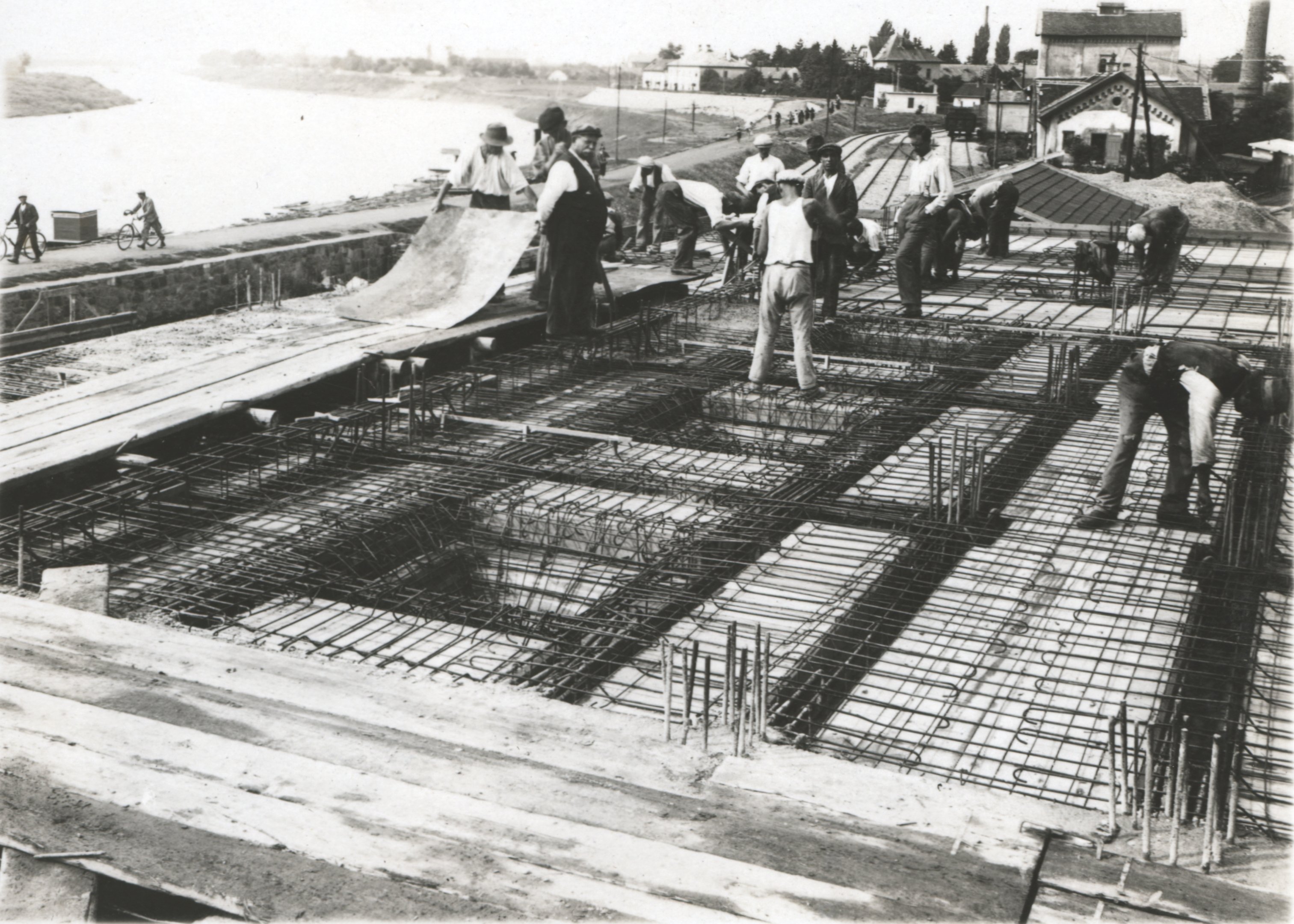 A földszint feletti födém silo-cellák alatti részének kész vasszerelése, betonozása folyamatban, 1934. július 16. (Magyar Környezetvédelmi és Vízügyi Múzeum - Duna Múzeum CC BY-NC-SA)