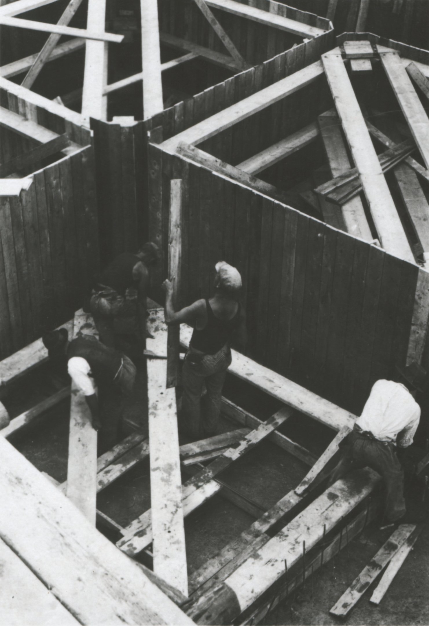 Cellák táblás zsaluzásának felállítása, a pallókeretek összeillesztése. Három keret van egymás felett, 1934. július 19. (Magyar Környezetvédelmi és Vízügyi Múzeum - Duna Múzeum CC BY-NC-SA)