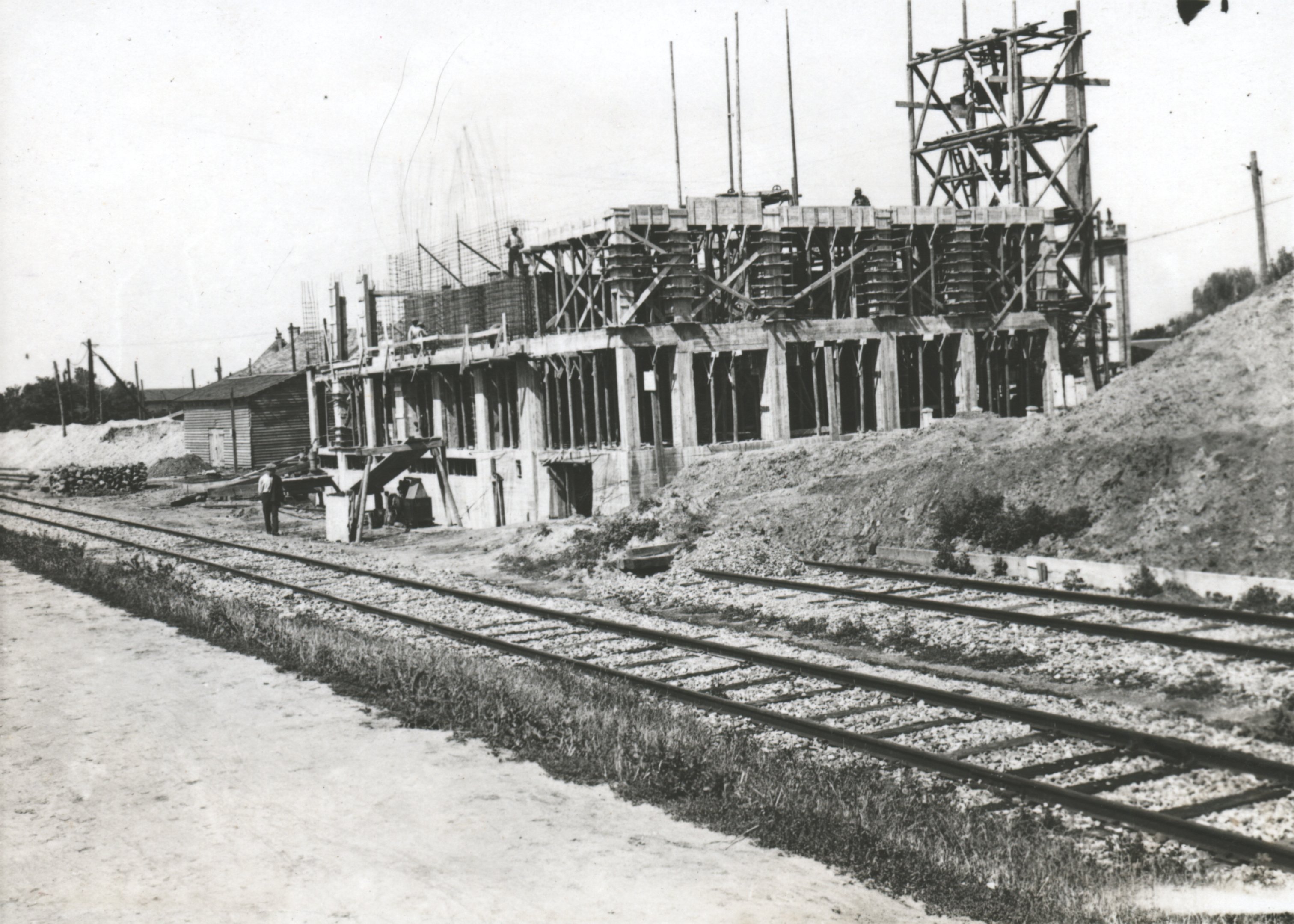 A tárház I. emeletének zsaluzása és vasszerelése a Tisza-töltésről nézve, 1934. július 20. (Magyar Környezetvédelmi és Vízügyi Múzeum - Duna Múzeum CC BY-NC-SA)