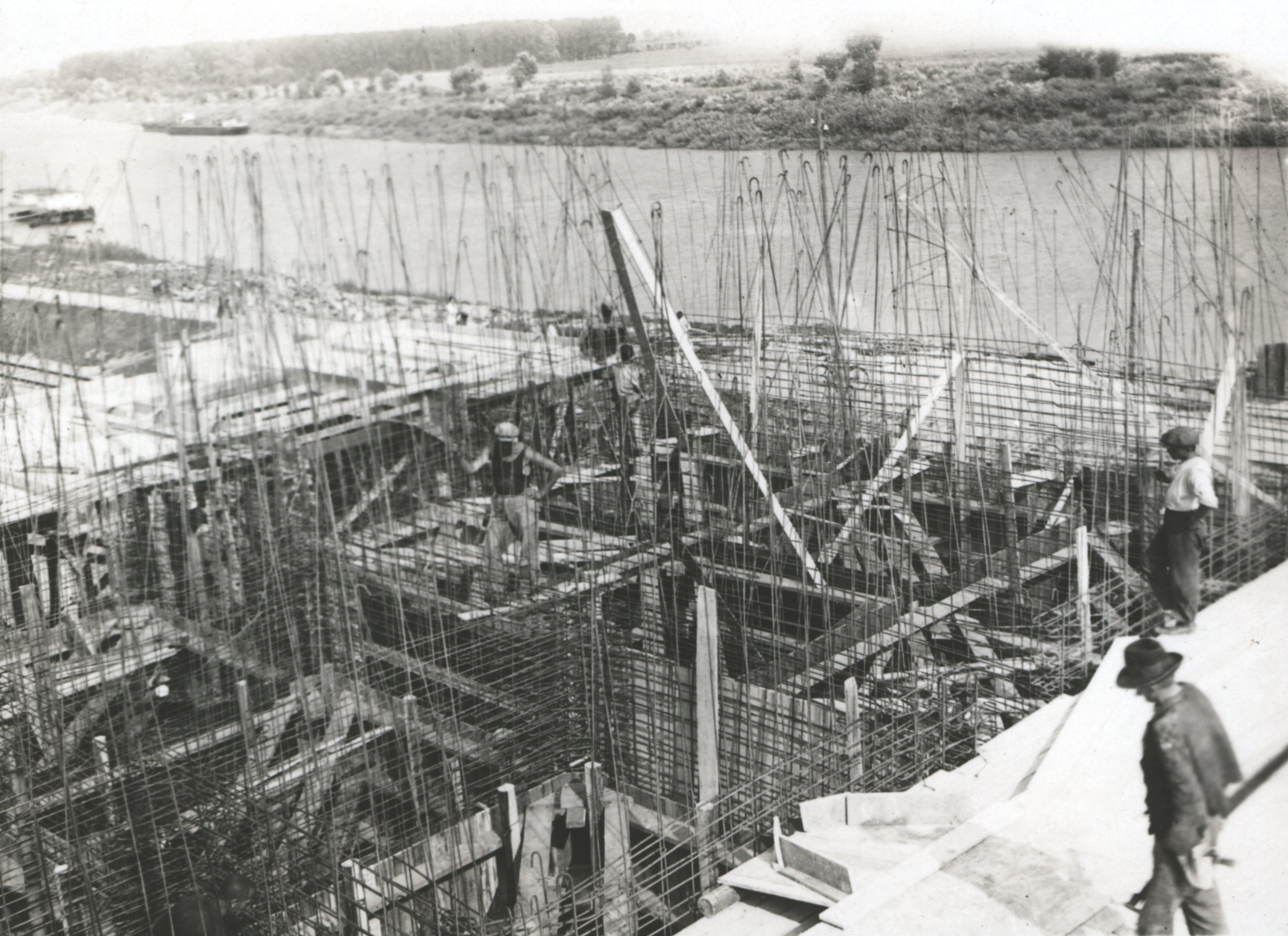 Vas erdő. Silo-cellák vasalása az I. emeleten. Előtérben egy kis betonbunker a cellafalak betonozásához, 1934. július 24. (Magyar Környezetvédelmi és Vízügyi Múzeum - Duna Múzeum CC BY-NC-SA)