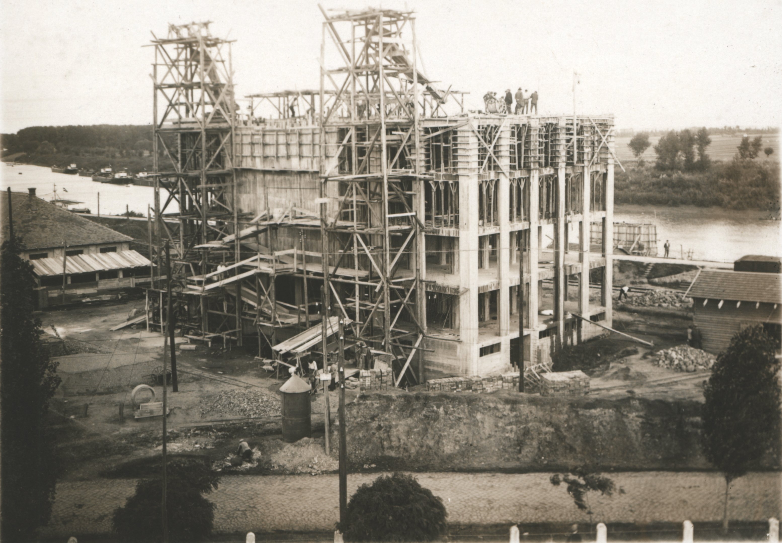 A III. emelet feletti födém betonozása (közúti oldal), 1934. augusztus 16. (Magyar Környezetvédelmi és Vízügyi Múzeum - Duna Múzeum CC BY-NC-SA)
