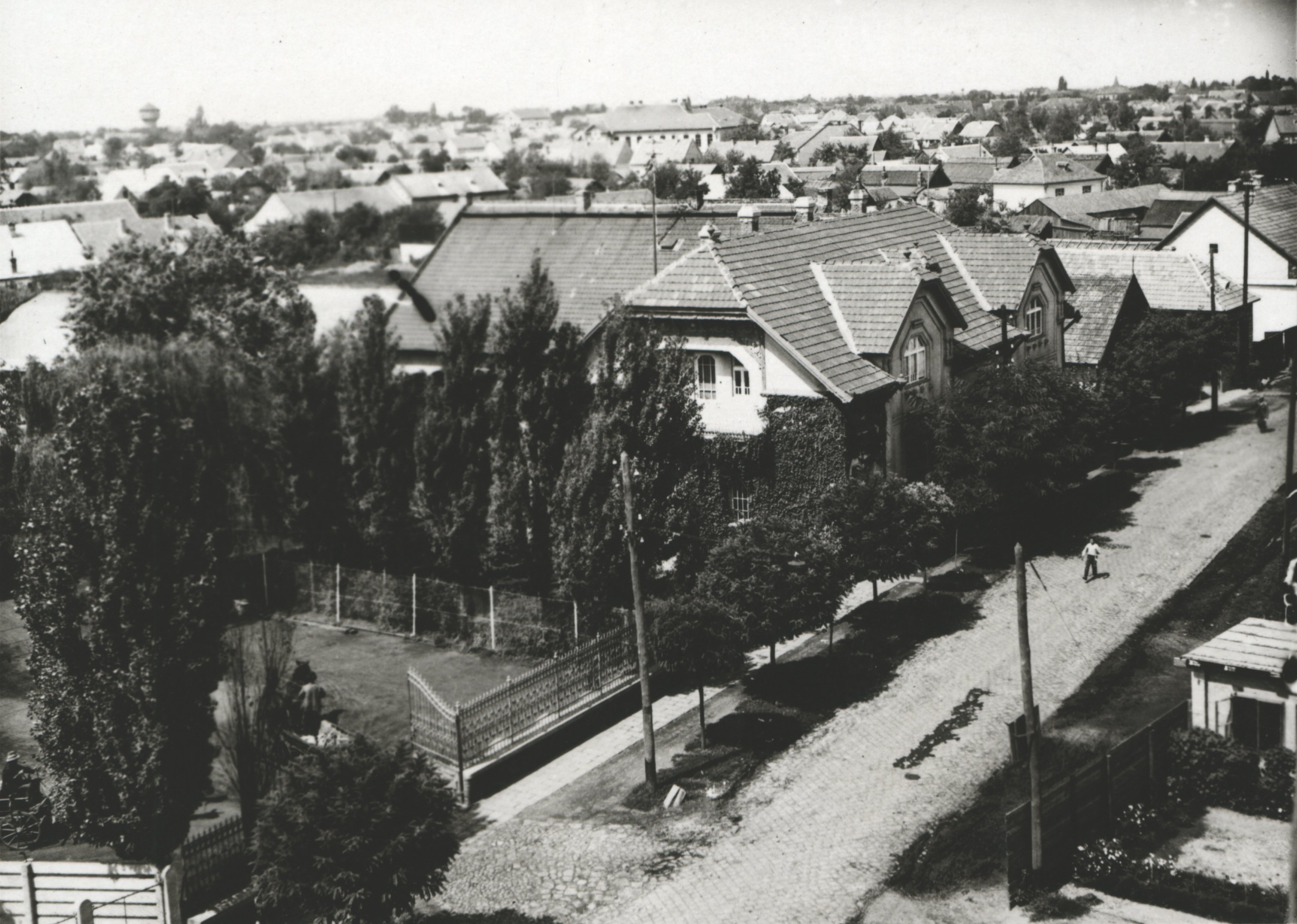 A Neugebauer-ház a tárházról. Jobbra lent kis virágos kertünk, 1934. augusztus 19. (Magyar Környezetvédelmi és Vízügyi Múzeum - Duna Múzeum CC BY-NC-SA)