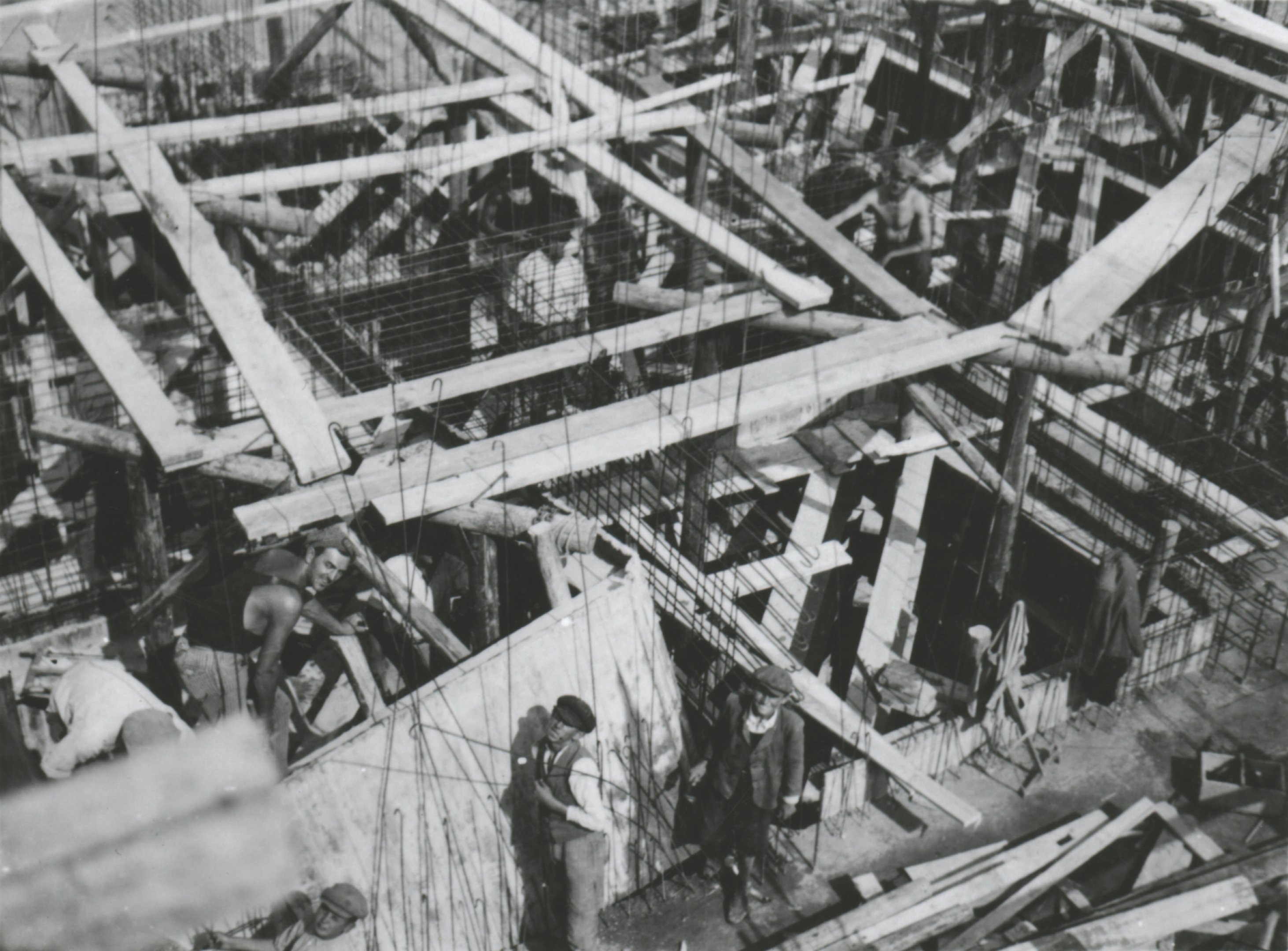 A cellák táblás zsalujának felhúzása, a bedöntött ramonád letisztítása, 1934. augusztus 15. (Magyar Környezetvédelmi és Vízügyi Múzeum - Duna Múzeum CC BY-NC-SA)