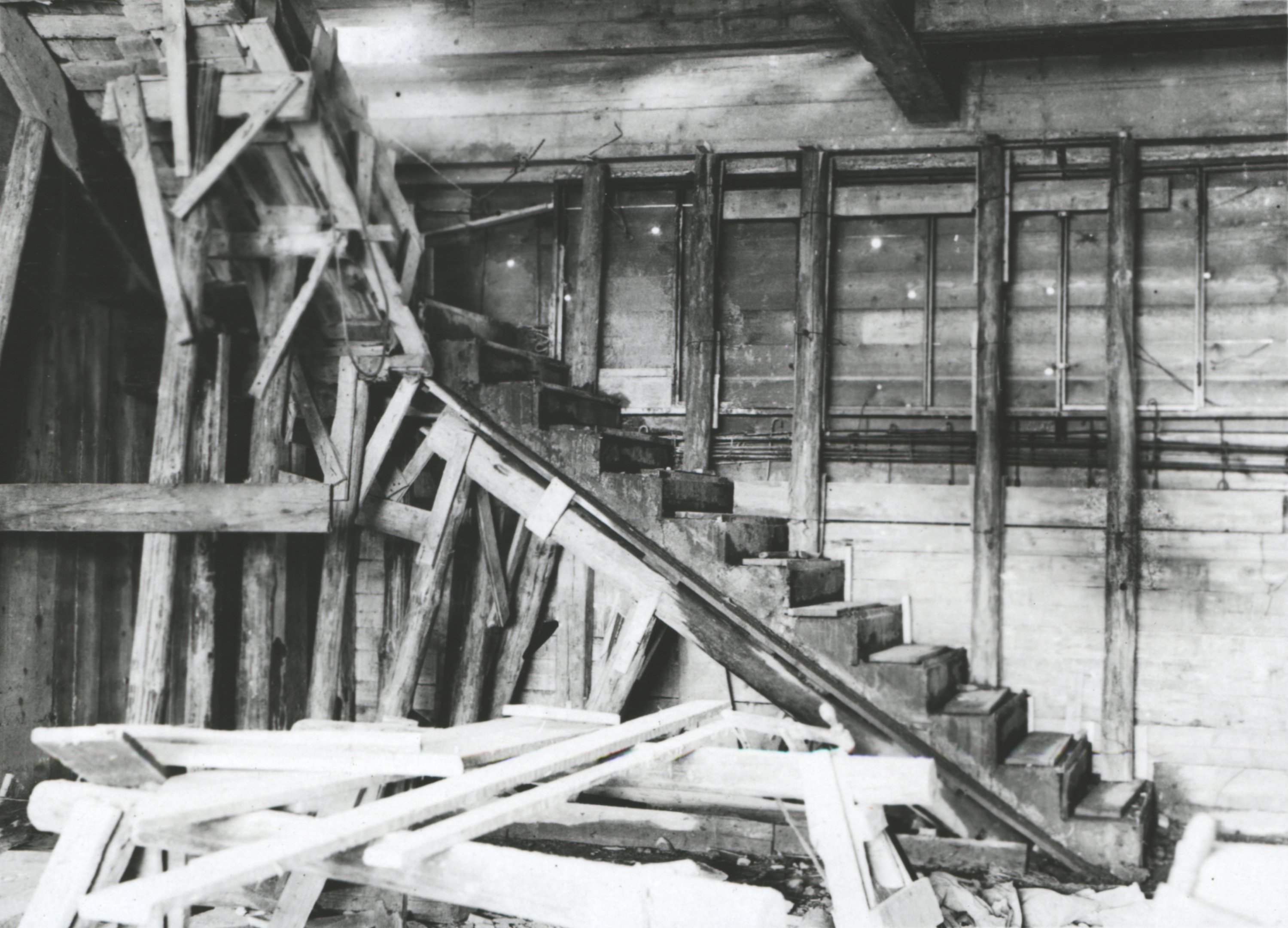 Az I. emeleti félig kizsaluzott lépcső. Az ablak alatt beszerelt heveder, 1934. augusztus 28. (Magyar Környezetvédelmi és Vízügyi Múzeum - Duna Múzeum CC BY-NC-SA)