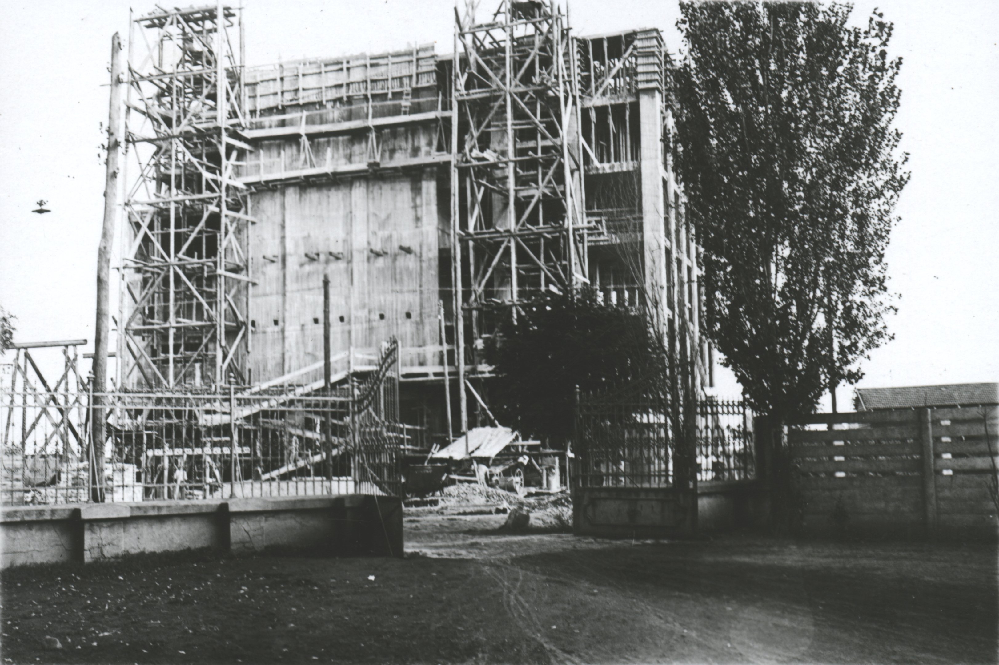 A bezsaluzott V. emelet a Neugebauer-malom tetejéről, 1934. szeptember 8. (Magyar Környezetvédelmi és Vízügyi Múzeum - Duna Múzeum CC BY-NC-SA)