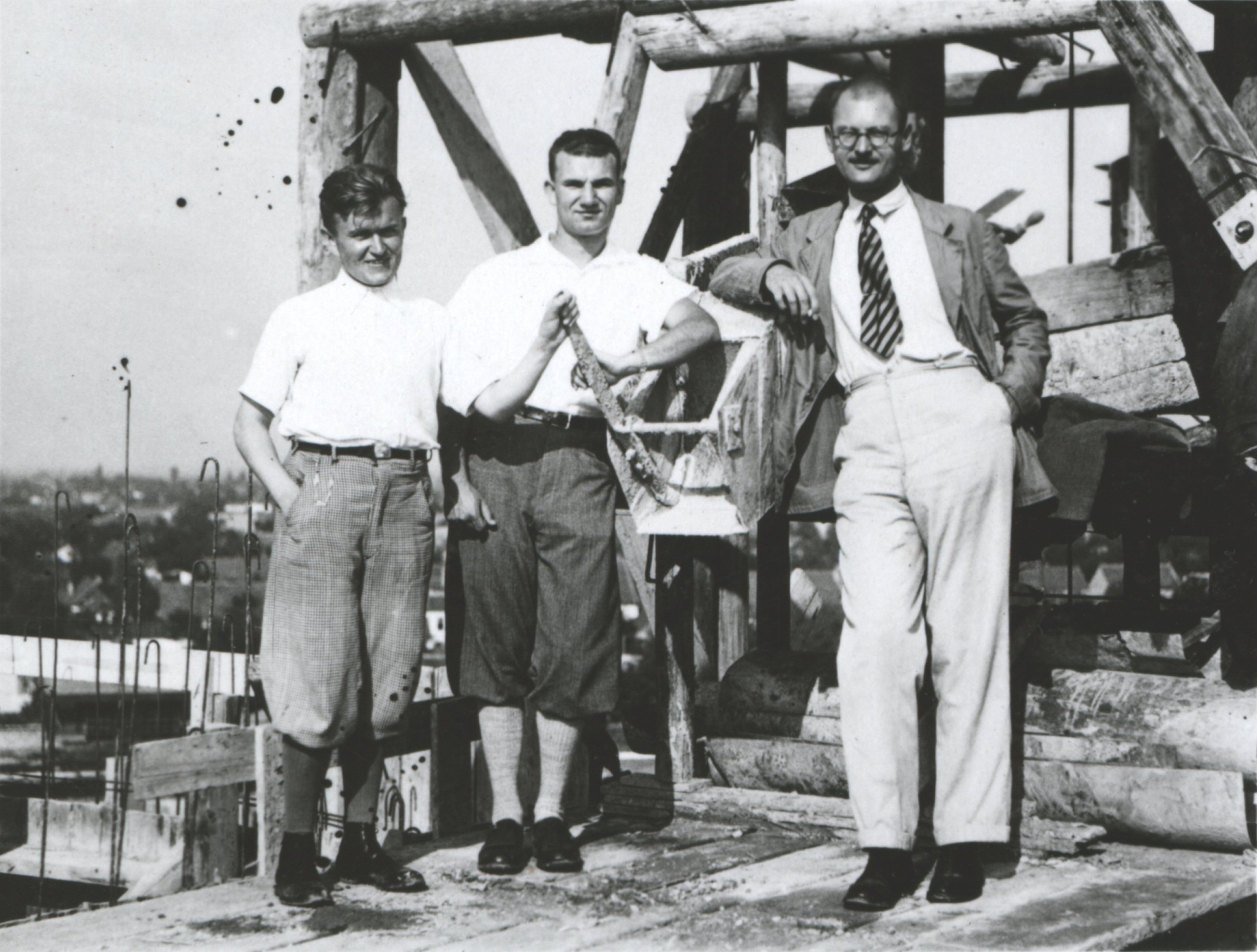 Az V. emeleti betonbunker előtt. Mokk Laci, Maurer Gyuszi és én, 1934. szeptember 10. (Magyar Környezetvédelmi és Vízügyi Múzeum - Duna Múzeum CC BY-NC-SA)