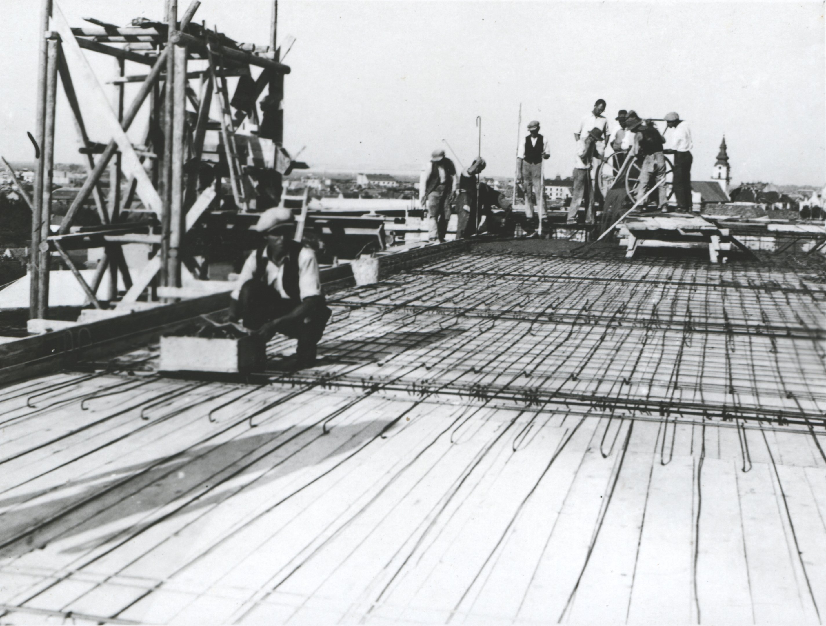 A VI. emelet feletti gépházi födém betonozása japánerrel. Előtérben a szalagpadlás feletti födém lemezének vasszerelése folyik, 1934. szeptember 14. (Magyar Környezetvédelmi és Vízügyi Múzeum - Duna Múzeum CC BY-NC-SA)