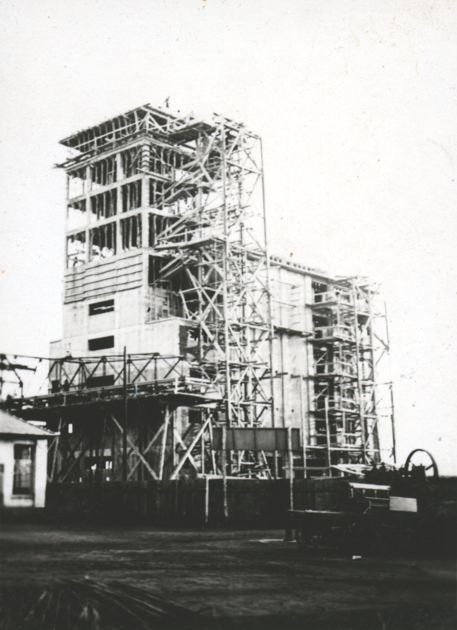 Az utolsó bezsaluzott emelet (IX.) és rakodóhíd a toronyhomlokzat felől, 1934. szeptember 27. (Magyar Környezetvédelmi és Vízügyi Múzeum - Duna Múzeum CC BY-NC-SA)