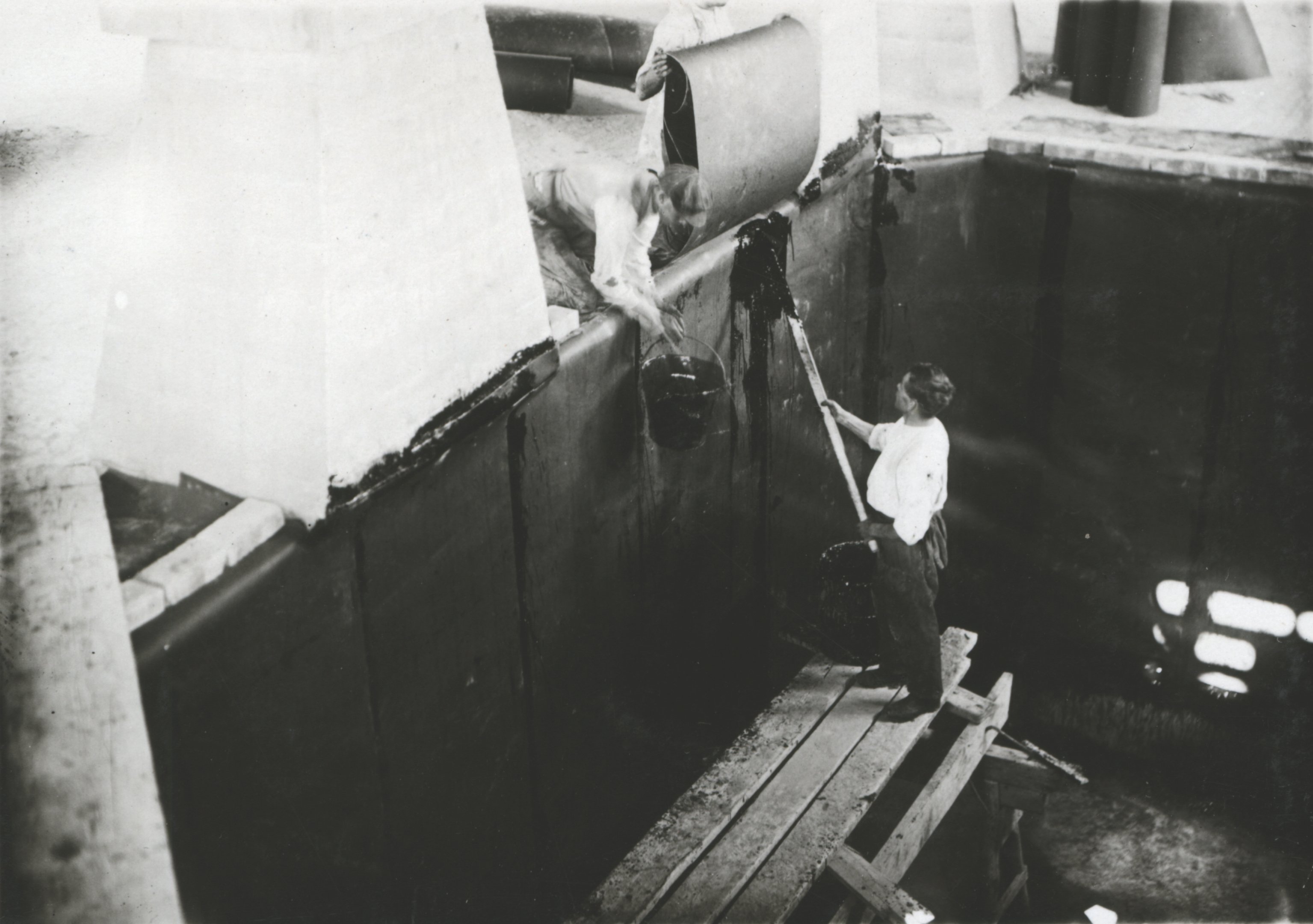 Elevator-akna kátránypapírral való szigetelése 4 rétegű 5 bitumen kenéssel, 1934. október 8. (Magyar Környezetvédelmi és Vízügyi Múzeum - Duna Múzeum CC BY-NC-SA)