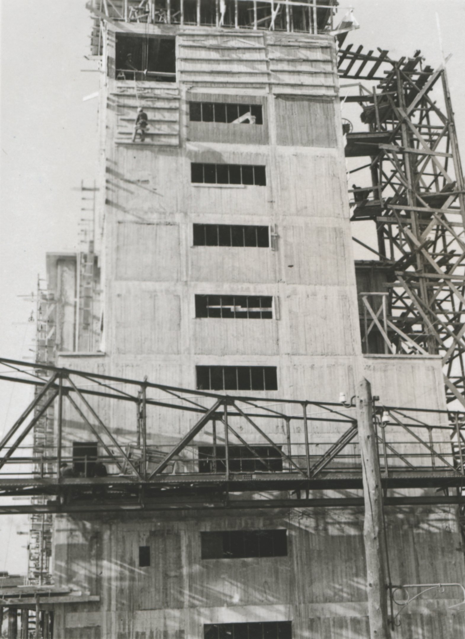 A VII. emeleti falak kizsaluzása és a táblás zsalu felhúzása a VIII. emeletre, 1934. október 15. (Magyar Környezetvédelmi és Vízügyi Múzeum - Duna Múzeum CC BY-NC-SA)