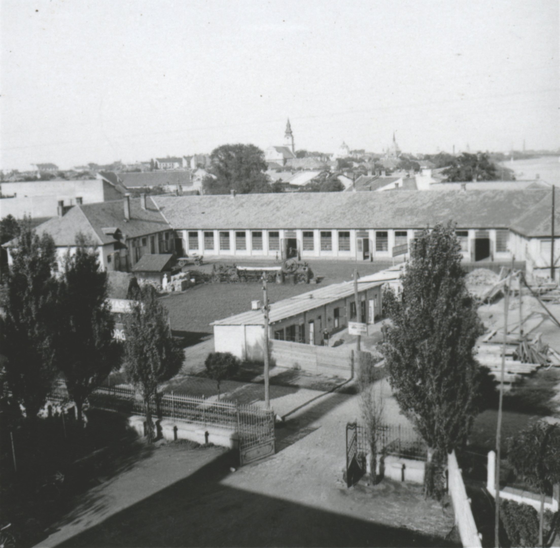 Az építésvezetőség irodái, háttérben a Fazekas-lakatosáru gyár, 1934. augusztus. (Magyar Környezetvédelmi és Vízügyi Múzeum - Duna Múzeum CC BY-NC-SA)