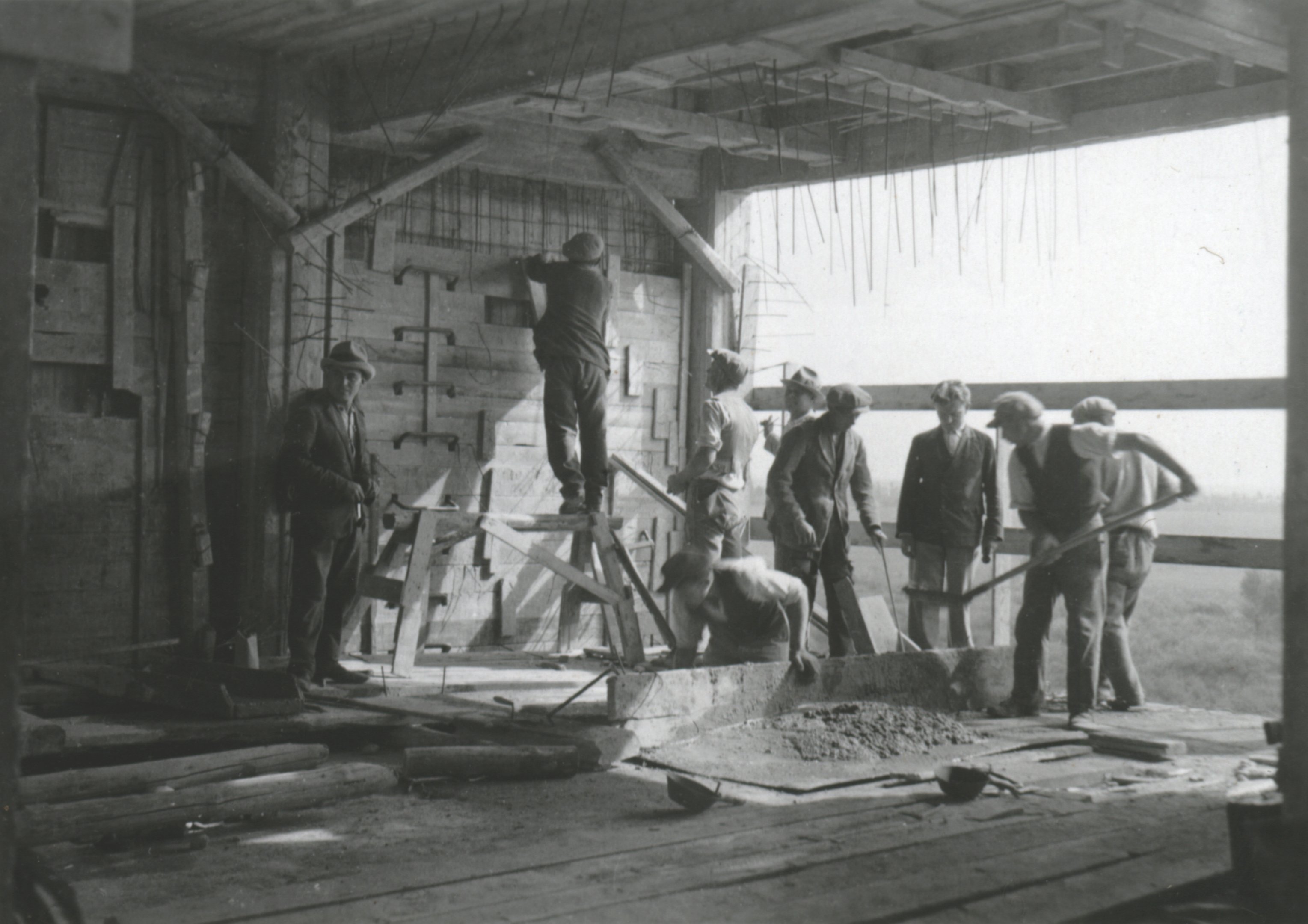 Gépházi tölcsér betonozása a VI. emeleten, 1934. október 4. (Magyar Környezetvédelmi és Vízügyi Múzeum - Duna Múzeum CC BY-NC-SA)