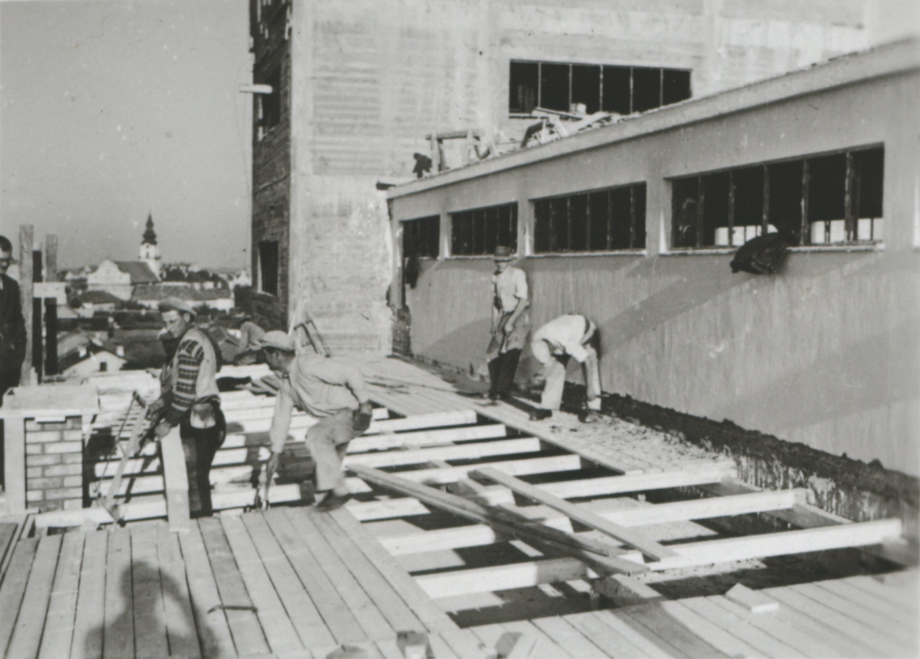 V. emelet feletti födélszék készítése deszkaborítással, 1934. október 20. (Magyar Környezetvédelmi és Vízügyi Múzeum - Duna Múzeum CC BY-NC-SA)