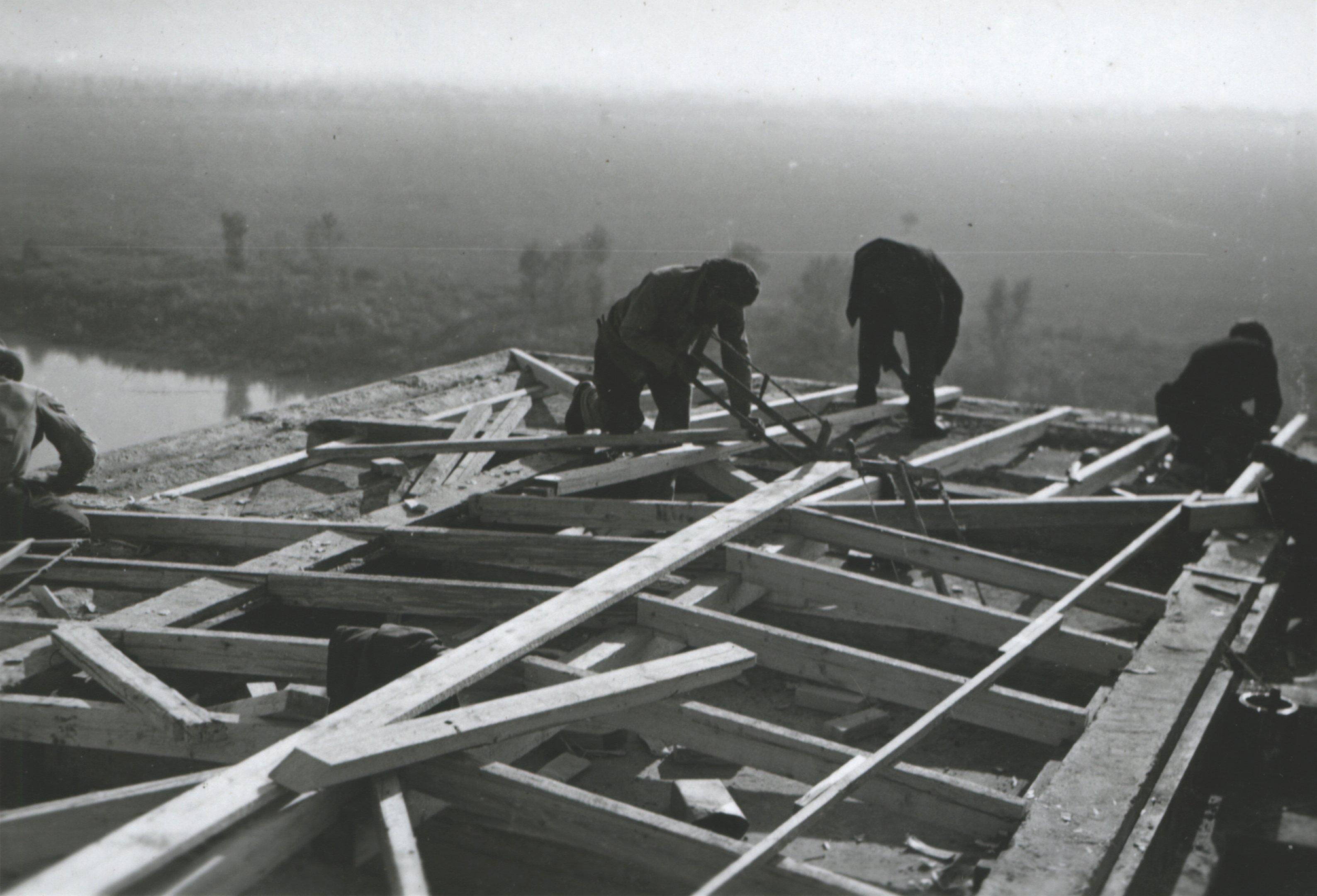 Födélszék készítése a torony tetején, a IX. emelet felett, 1934. október 15. (Magyar Környezetvédelmi és Vízügyi Múzeum - Duna Múzeum CC BY-NC-SA)