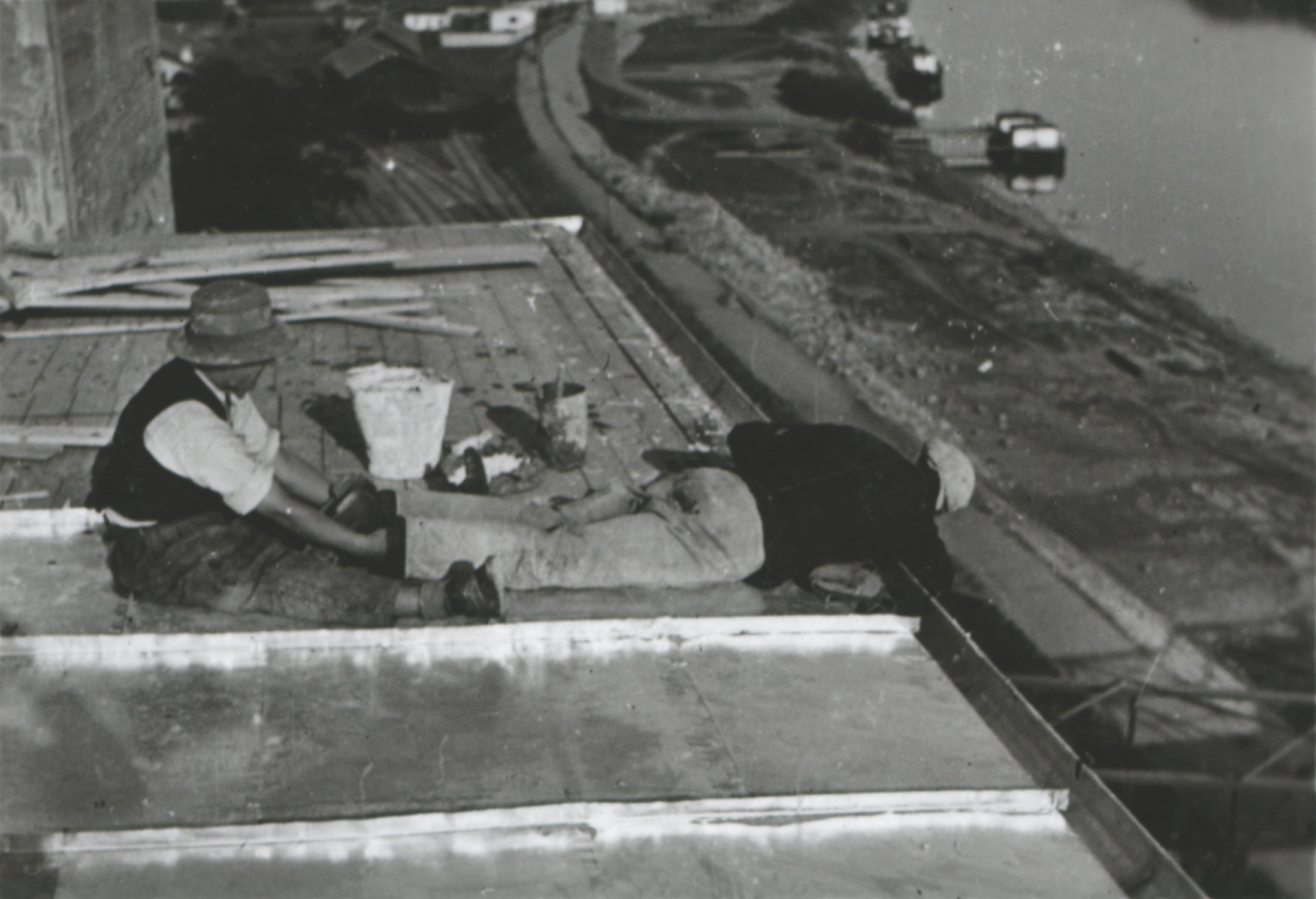 Megsérült párkányvakolat kijavítása az V. emeleti tetőről, 1934. október 20. (Magyar Környezetvédelmi és Vízügyi Múzeum - Duna Múzeum CC BY-NC-SA)