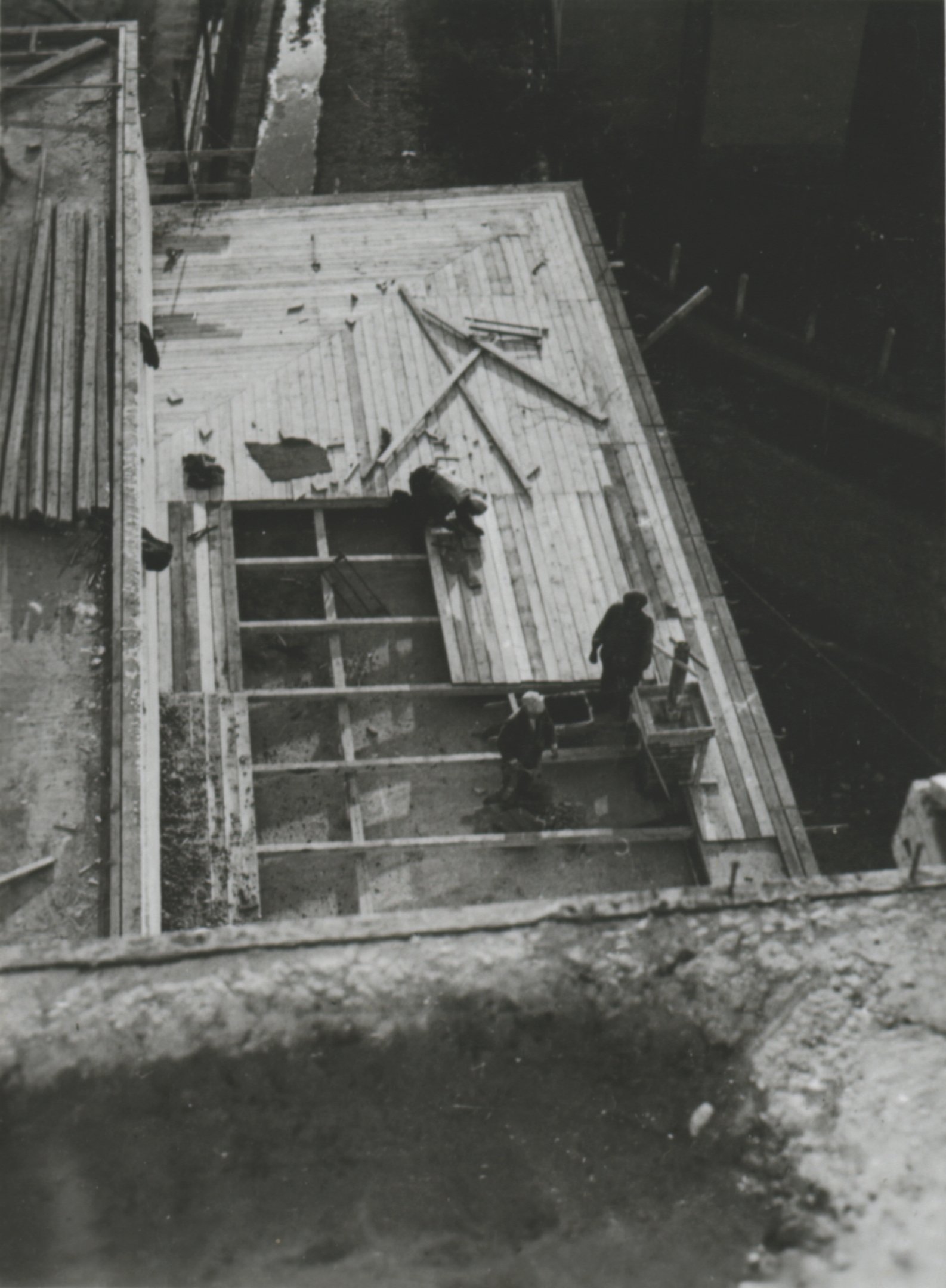V. emelet feletti födélszék deszkaborításának készítése, 1934. október 20. (Magyar Környezetvédelmi és Vízügyi Múzeum - Duna Múzeum CC BY-NC-SA)