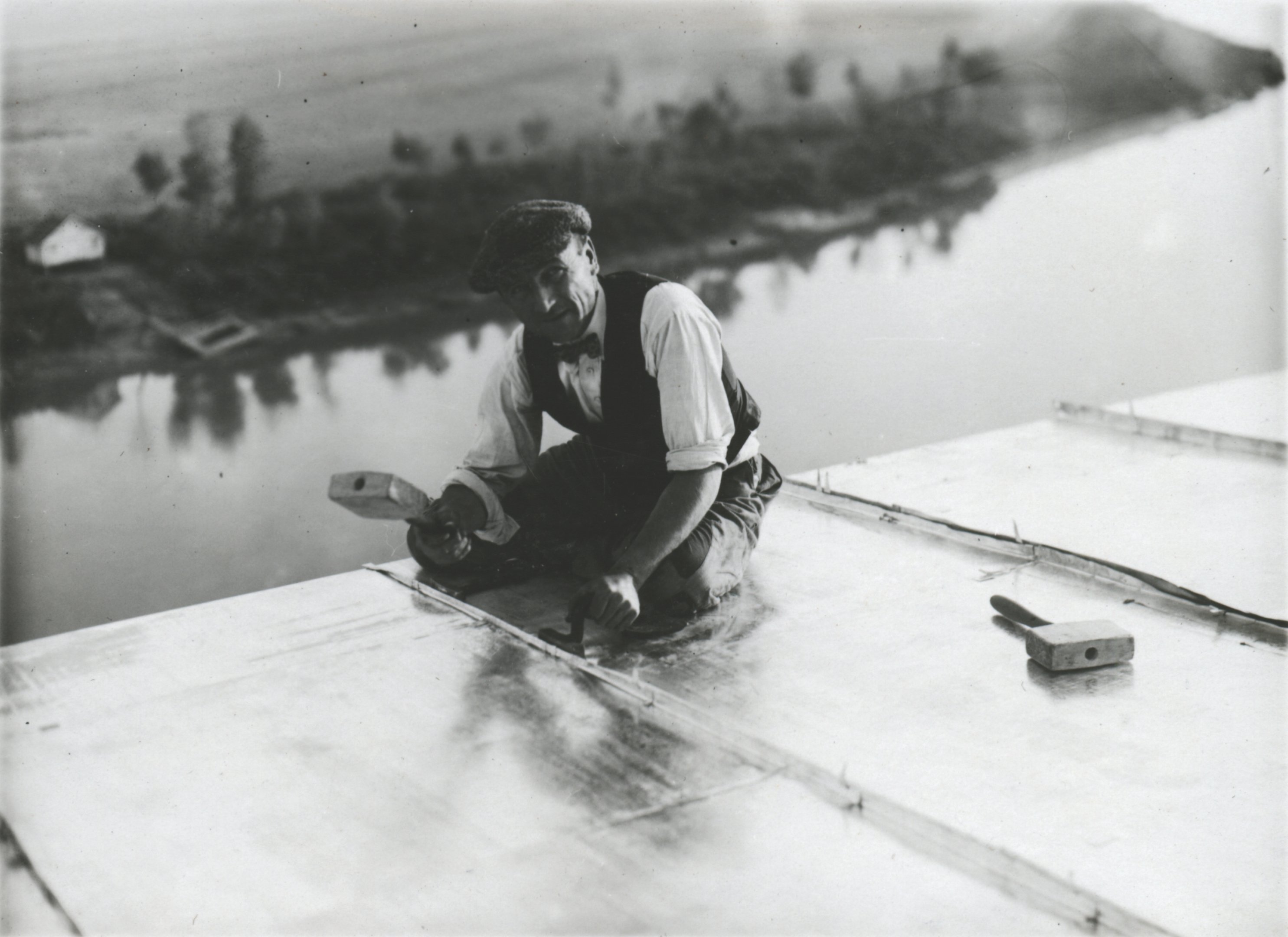 Álló kettős korcolás készítése. Bádog fedés a torony tetején, a IX. emelet fölötti födélszéken, 1934. október 20. (Magyar Környezetvédelmi és Vízügyi Múzeum - Duna Múzeum CC BY-NC-SA)