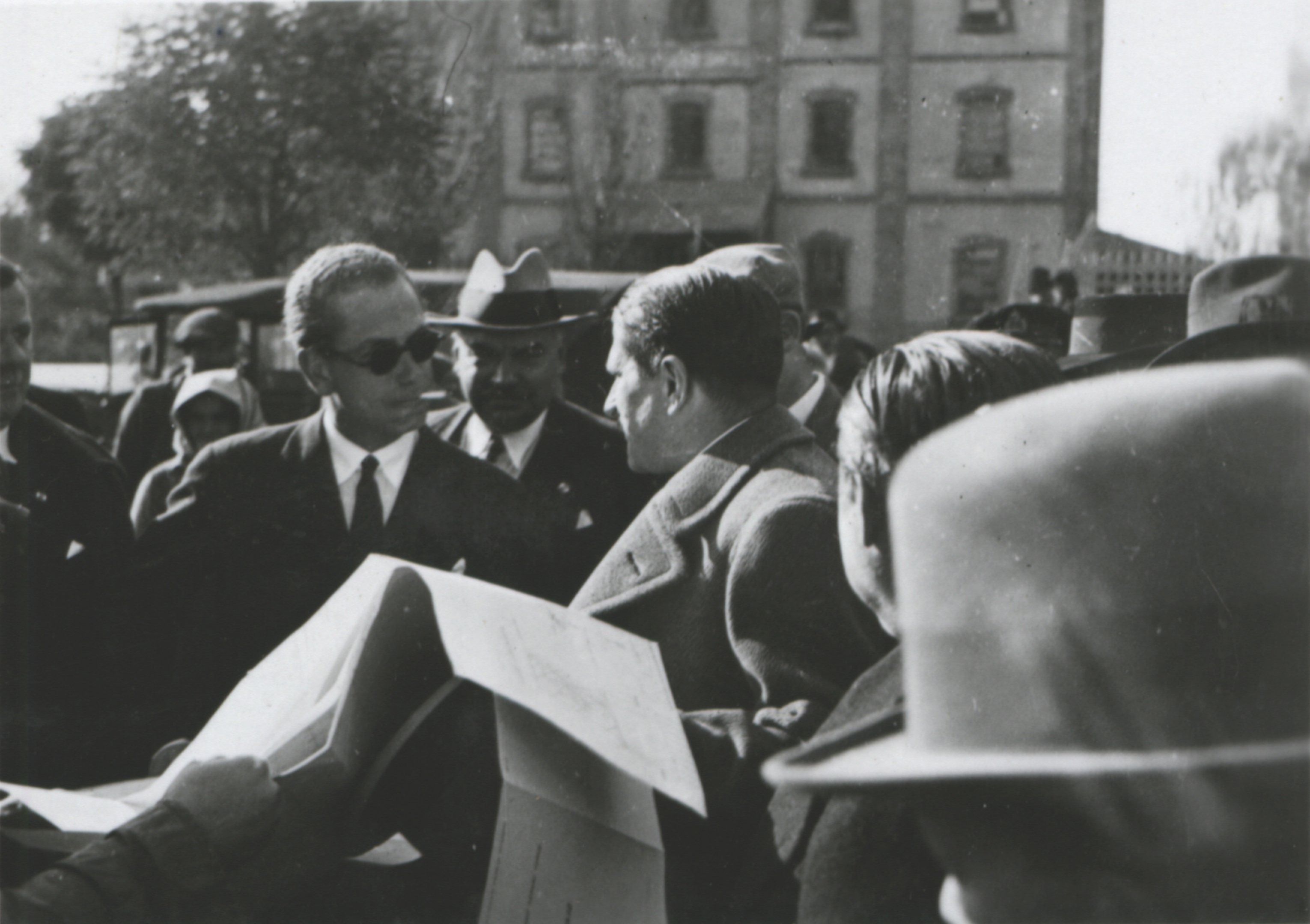 Bud miniszter, Albrecht főherceg és Tabódy képviselő Dieter ismertetését hallgatja, 1934. október 25. (Magyar Környezetvédelmi és Vízügyi Múzeum - Duna Múzeum CC BY-NC-SA)
