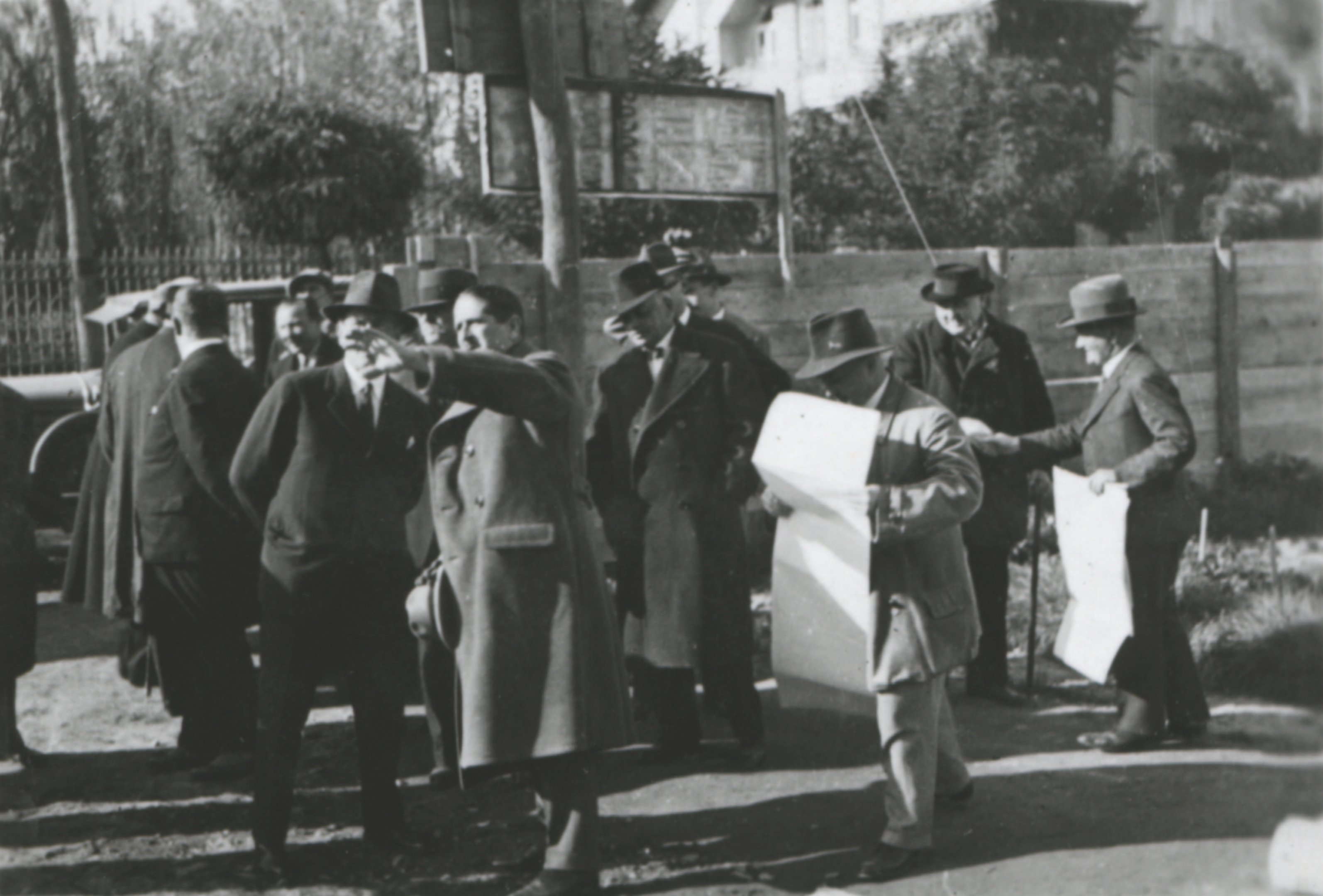 Dieter Albrecht főhercegnek magyaráz. Jobbra Berendy és Pauncz, 1934. október 25. (Magyar Környezetvédelmi és Vízügyi Múzeum - Duna Múzeum CC BY-NC-SA)