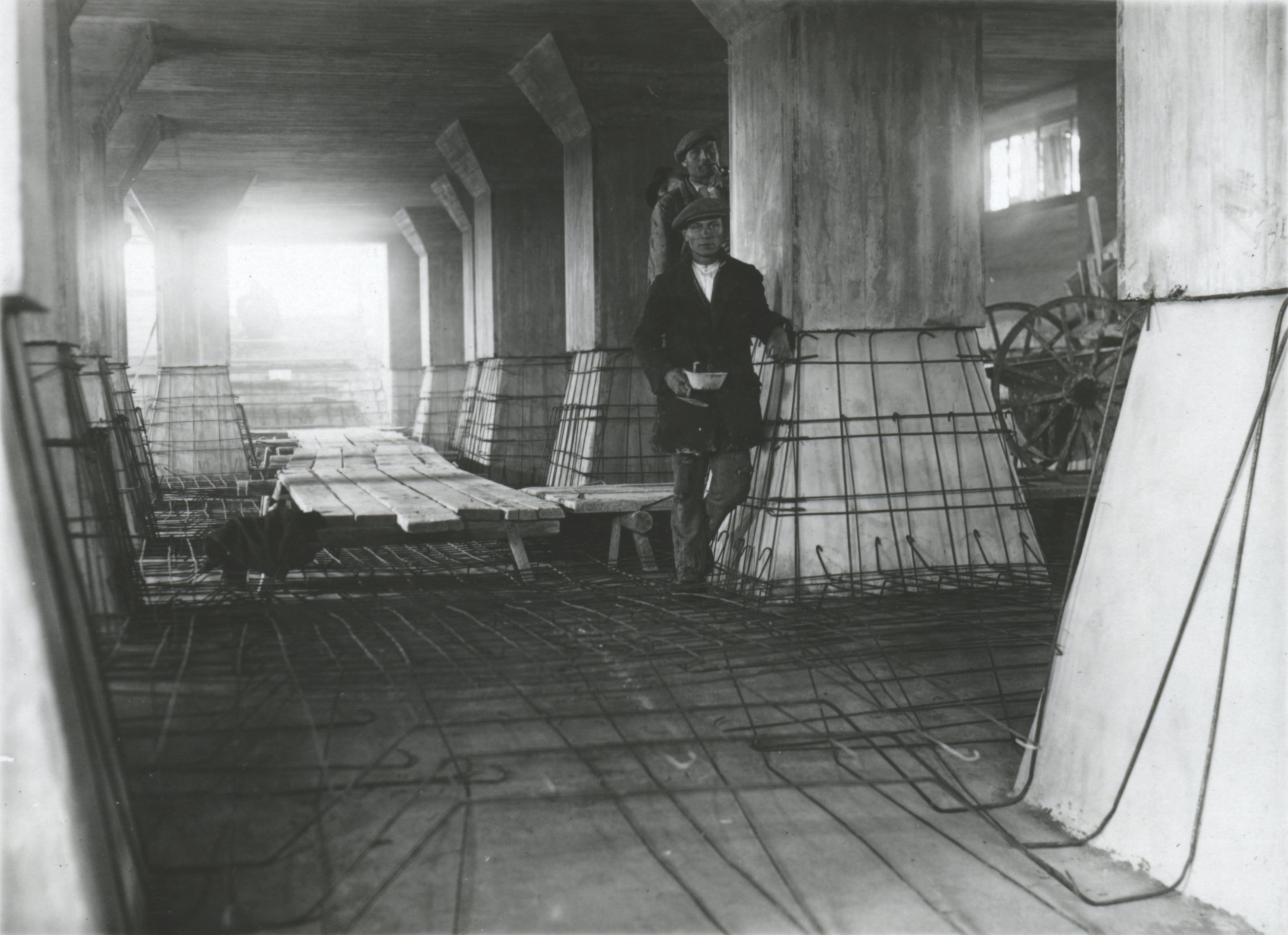 Pince védőbetonjának vasalása. Betonozáshoz a betont alacsony bakokra rakott járón viszik japánerekben, 1934. október 26. (Magyar Környezetvédelmi és Vízügyi Múzeum - Duna Múzeum CC BY-NC-SA)