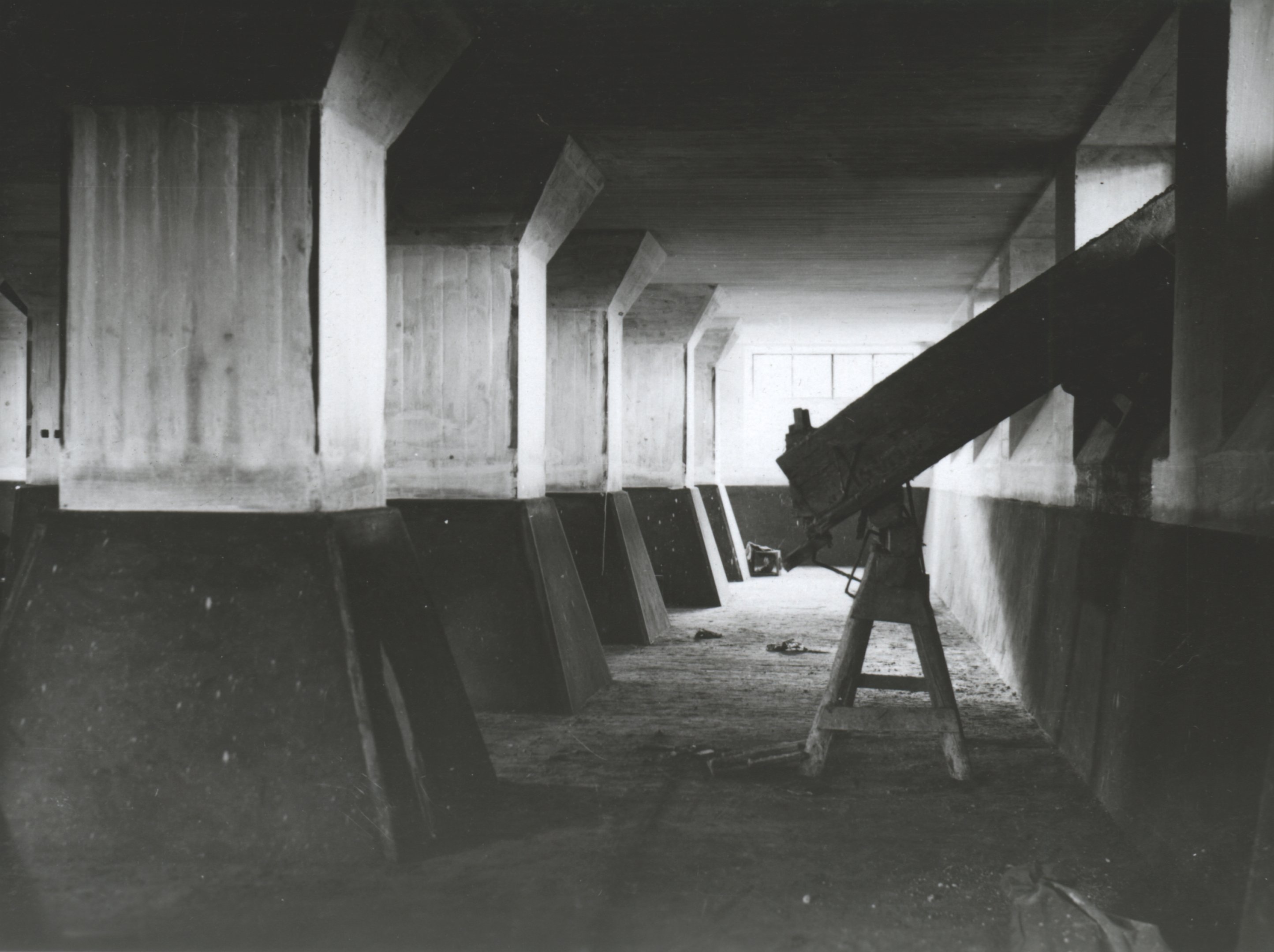 A pince védőbetonjának kész portland-cement vakolata élvédő szögvasakkal, 1934. november 10. (Magyar Környezetvédelmi és Vízügyi Múzeum - Duna Múzeum CC BY-NC-SA)