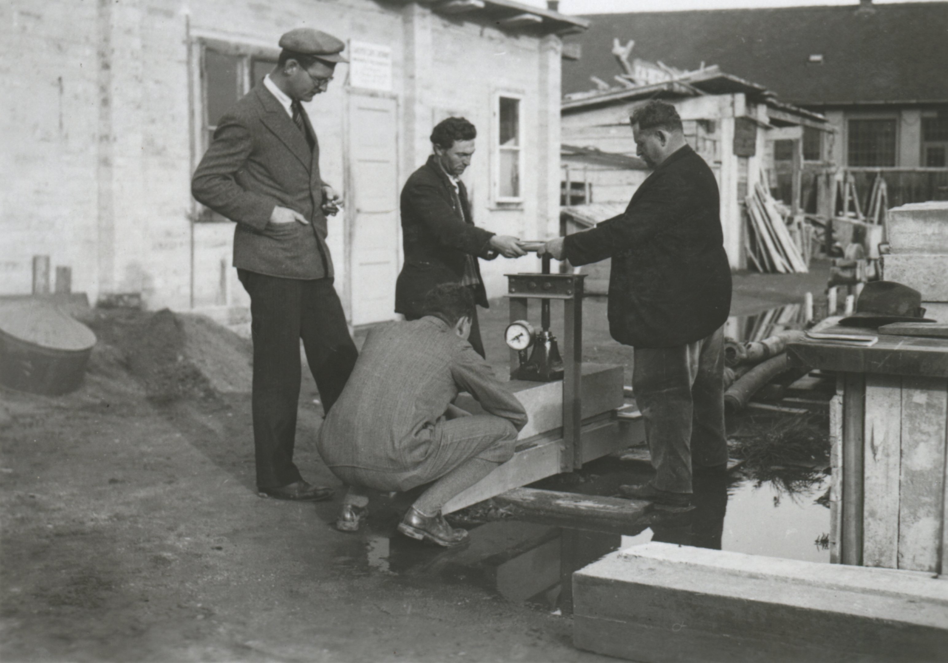 Maurer Gyuszival eltörjük az utolsó 7 napos próbagerendát, 1934. november 10. (Magyar Környezetvédelmi és Vízügyi Múzeum - Duna Múzeum CC BY-NC-SA)