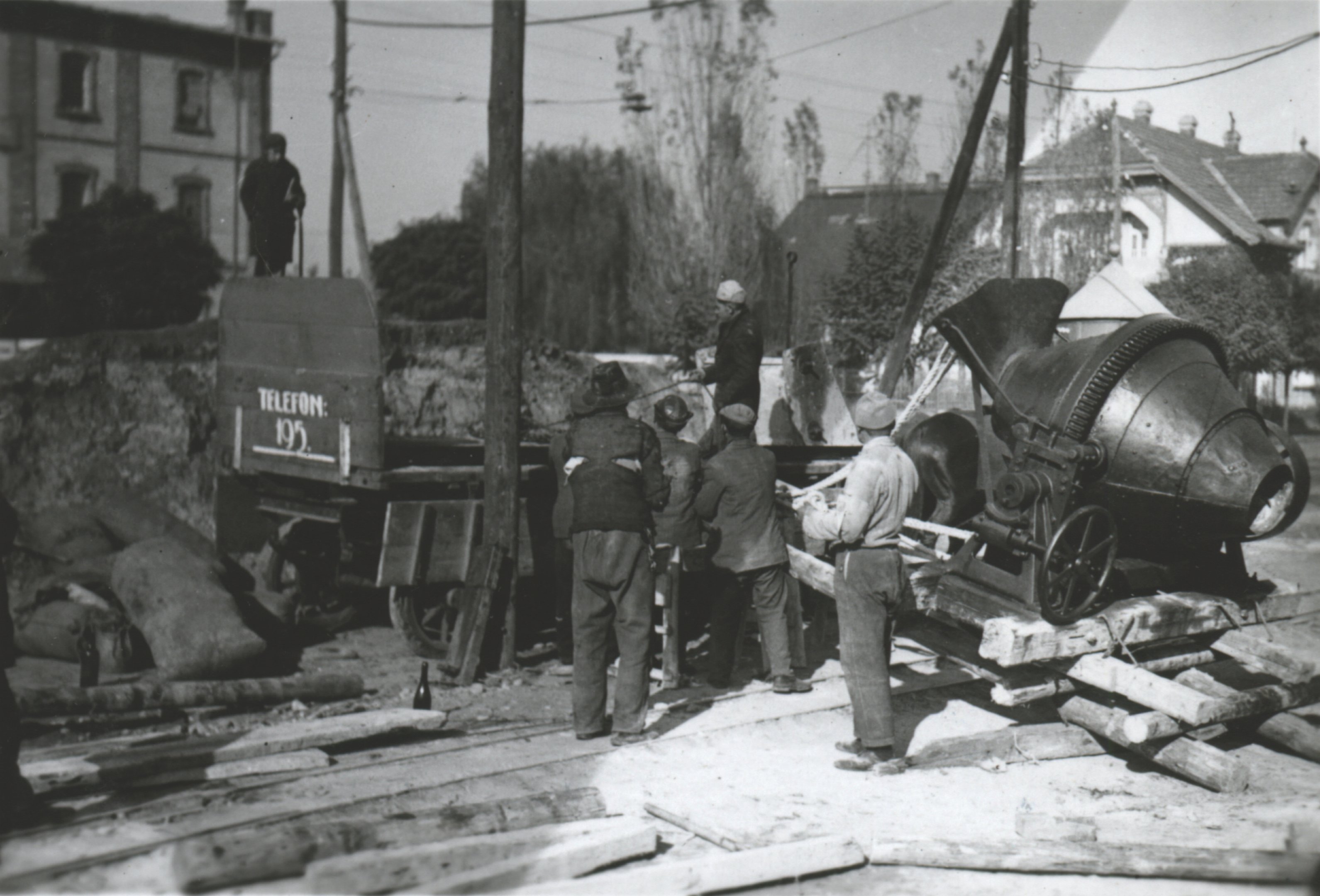 Az első betonkeverő-gép hazaszállítása Pestre, 1934. november 5. (Magyar Környezetvédelmi és Vízügyi Múzeum - Duna Múzeum CC BY-NC-SA)