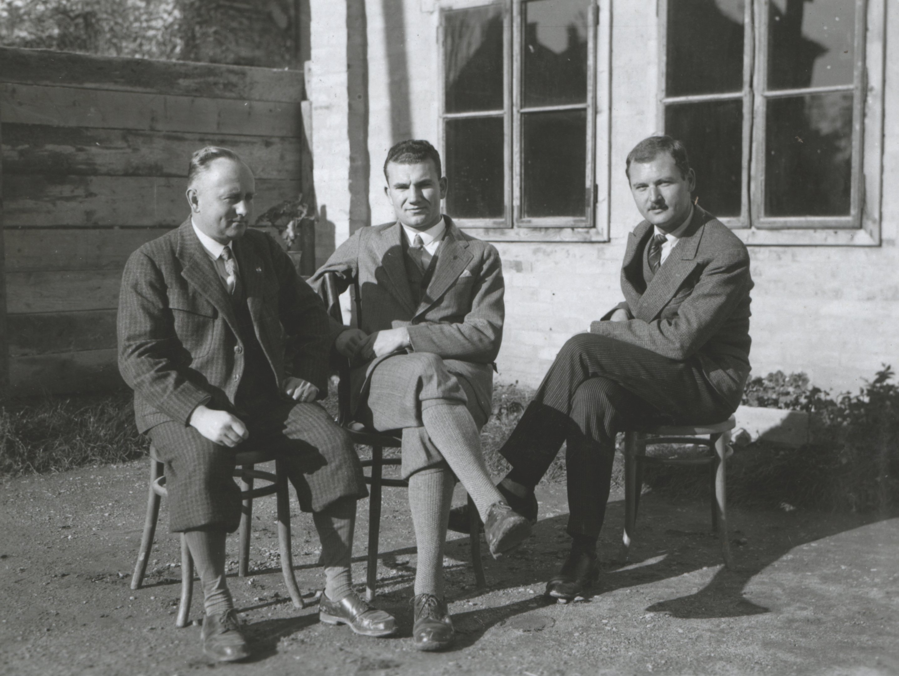 Berendy Janó, Maurer Gyuszi és én irodám előtt, kis virágos kertünkben, 1934. november 12. (Magyar Környezetvédelmi és Vízügyi Múzeum - Duna Múzeum CC BY-NC-SA)