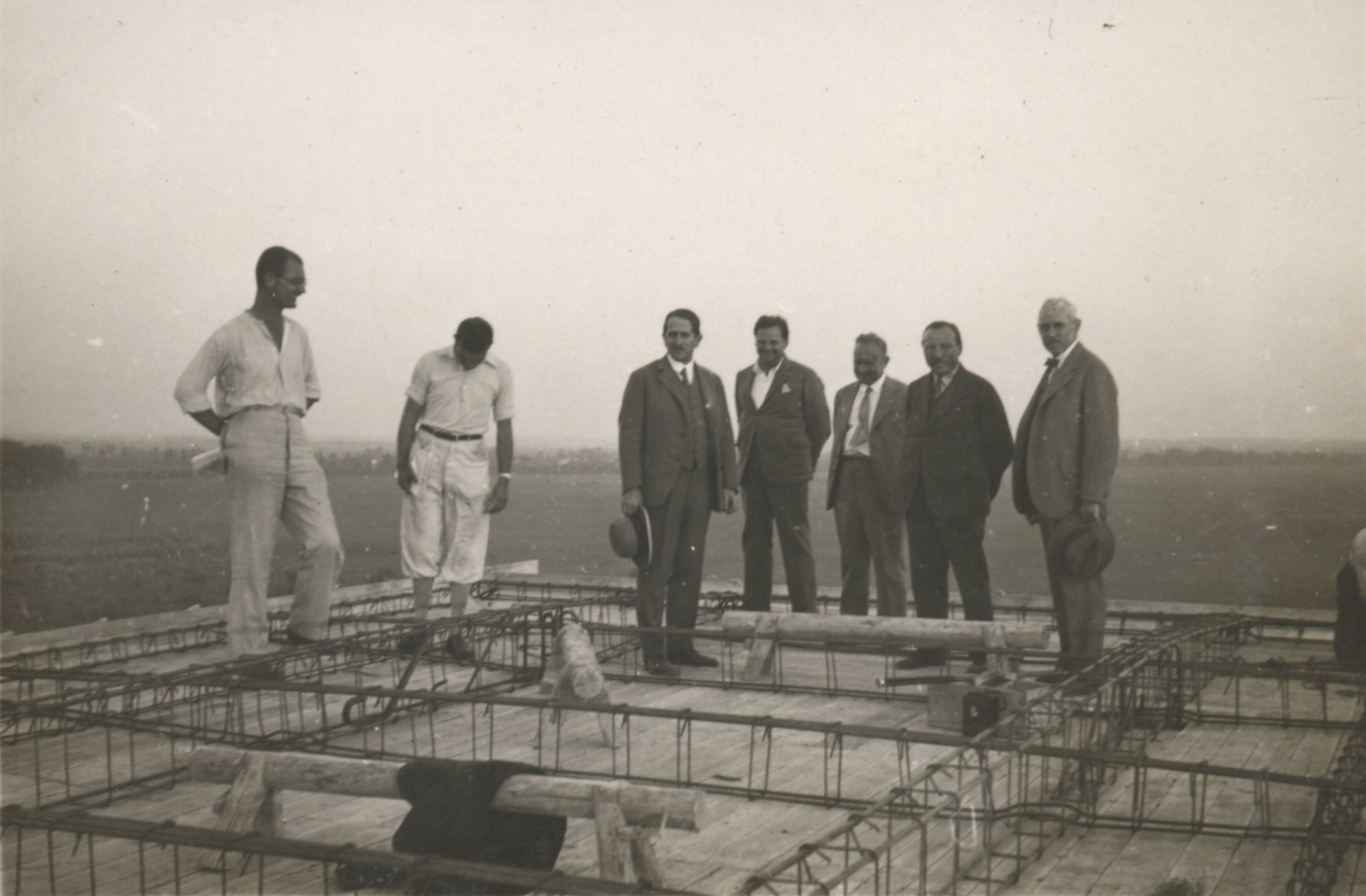 Én, Maurer Gyuszi, Dieter min. tanácsos, Mucsy építész, Berendy Janó, Moser igazgató és Obrist tervező mérnök, 1934. szeptember 27. (Magyar Környezetvédelmi és Vízügyi Múzeum - Duna Múzeum CC BY-NC-SA)