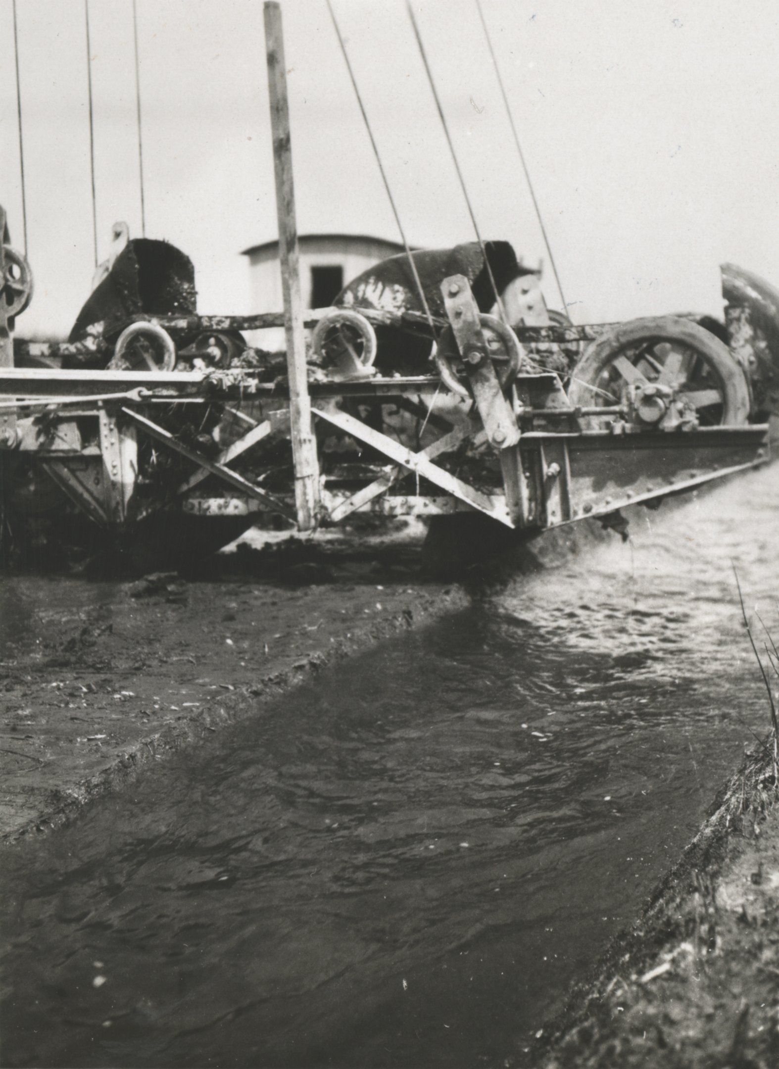 Felső kotrógép merítékje szárazban kotor (Magyar Környezetvédelmi és Vízügyi Múzeum - Duna Múzeum CC BY-NC-SA)
