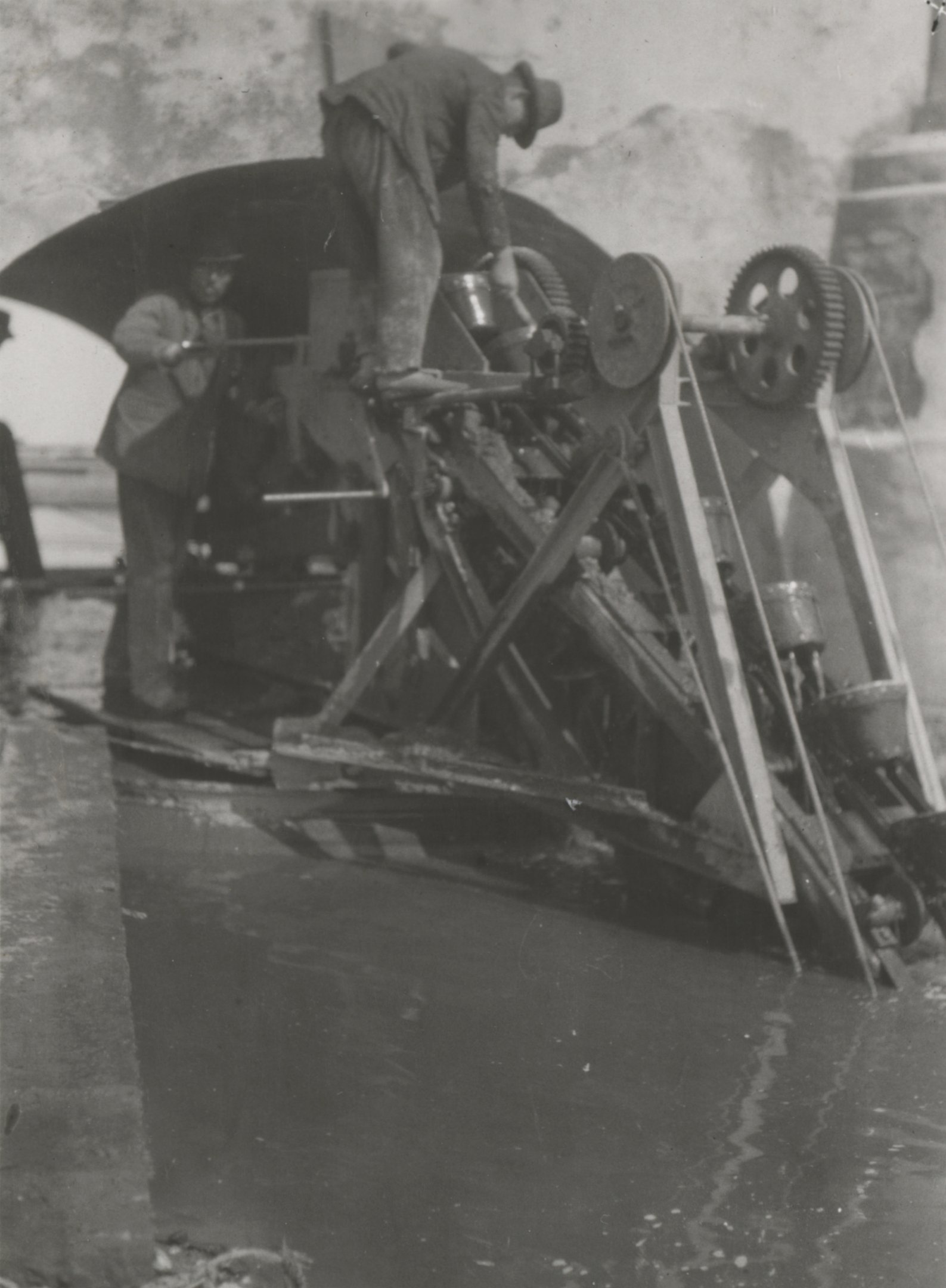 Kézi hajtású úszókotró-gép a fülöpszállási közúti híd alatt kotor (Magyar Környezetvédelmi és Vízügyi Múzeum - Duna Múzeum CC BY-NC-SA)
