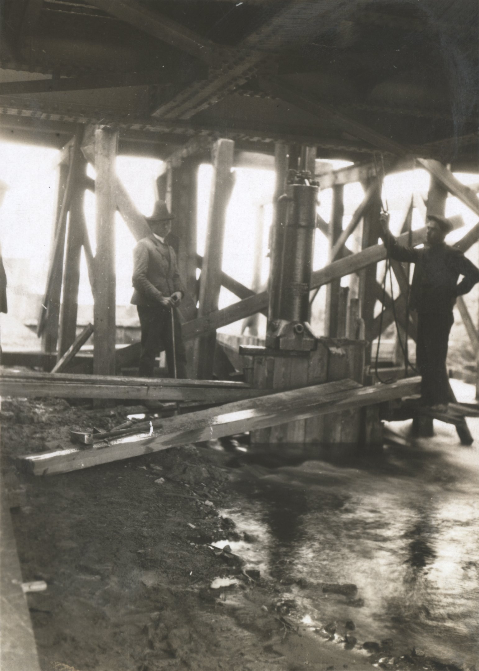 A fülöpszállási vasúti hídnál szádpallók leverése (Magyar Környezetvédelmi és Vízügyi Múzeum - Duna Múzeum CC BY-NC-SA)