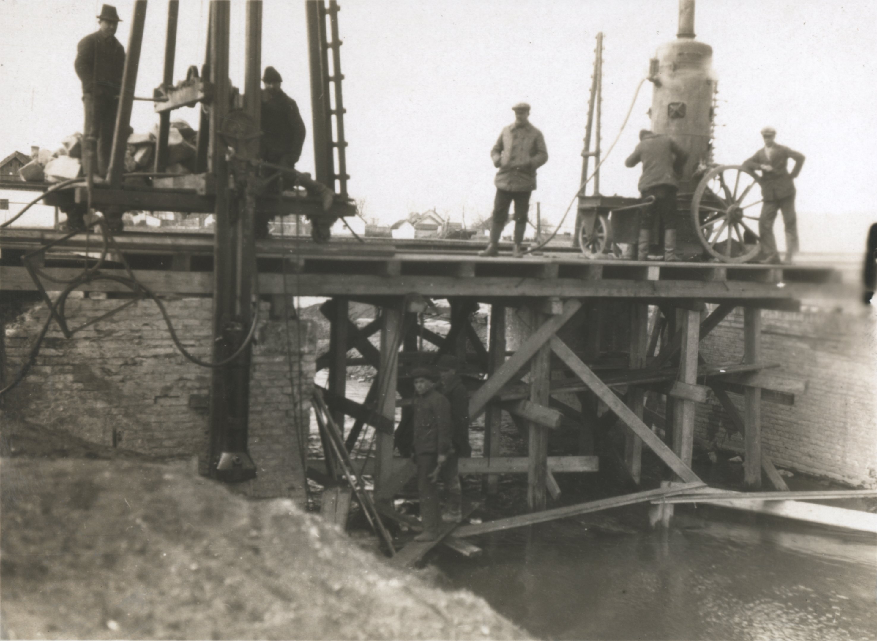 A fülöpszállási vasúti híd fenékbiztosítási munkálatainál gőzcölöpverő munkája (Magyar Környezetvédelmi és Vízügyi Múzeum - Duna Múzeum CC BY-NC-SA)