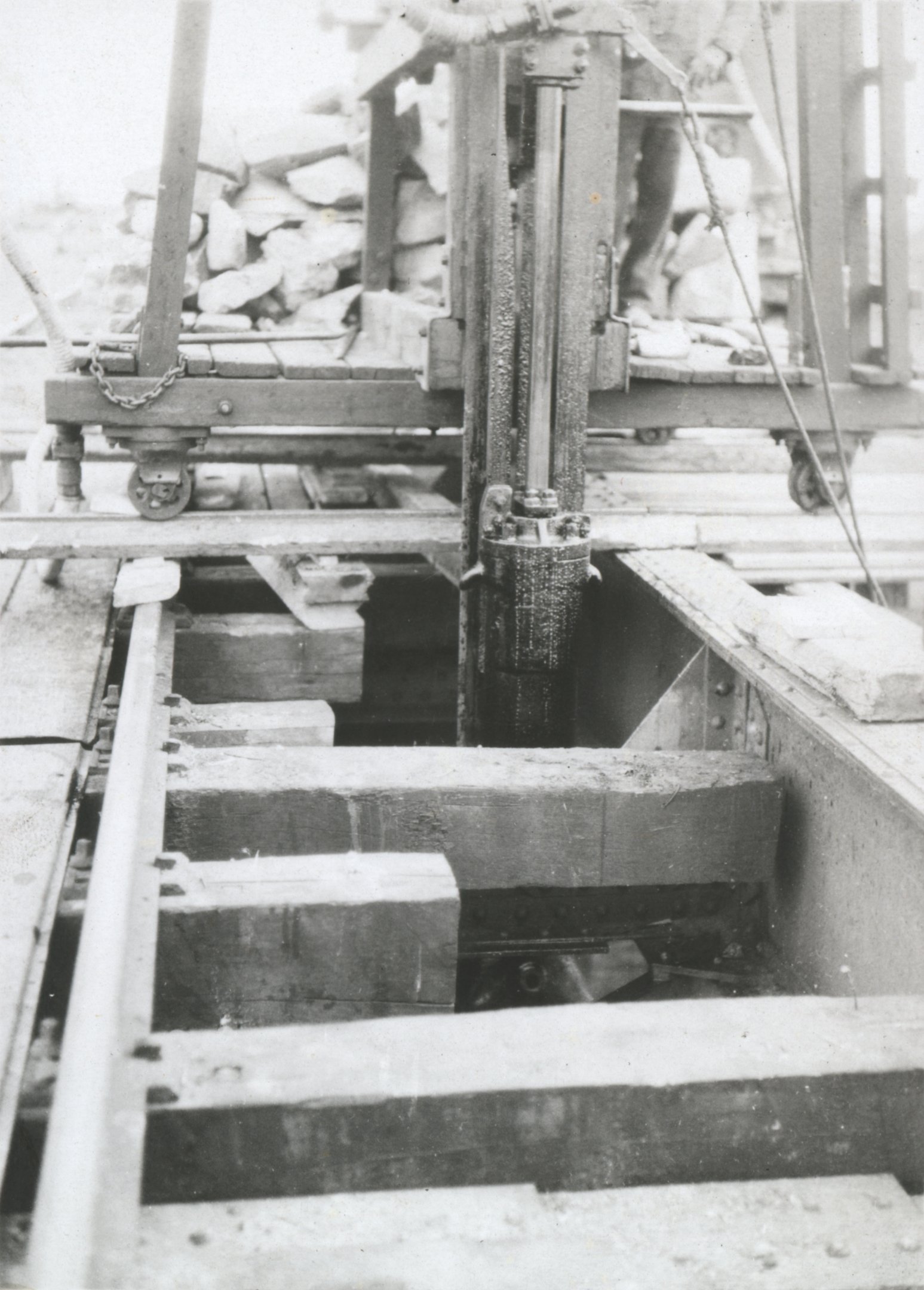 A fülöpszállási vasúti híd fenékbiztosítási munkálatainál gőzcölöpverő munkája (Magyar Környezetvédelmi és Vízügyi Múzeum - Duna Múzeum CC BY-NC-SA)