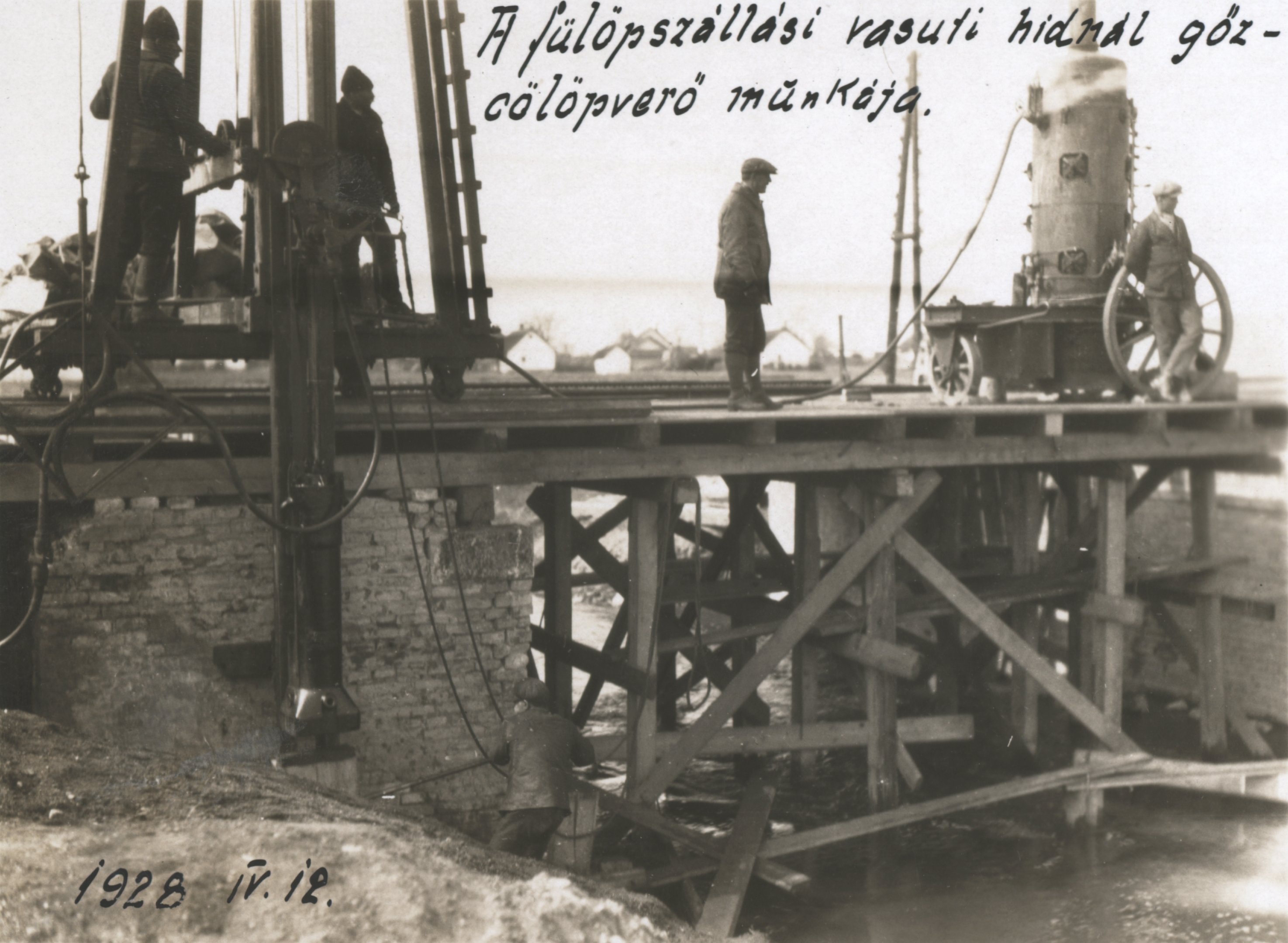 A fülöpszállási vasúti hídnál gőzcölöpverő munkája, 1928. április 12. (Magyar Környezetvédelmi és Vízügyi Múzeum - Duna Múzeum CC BY-NC-SA)