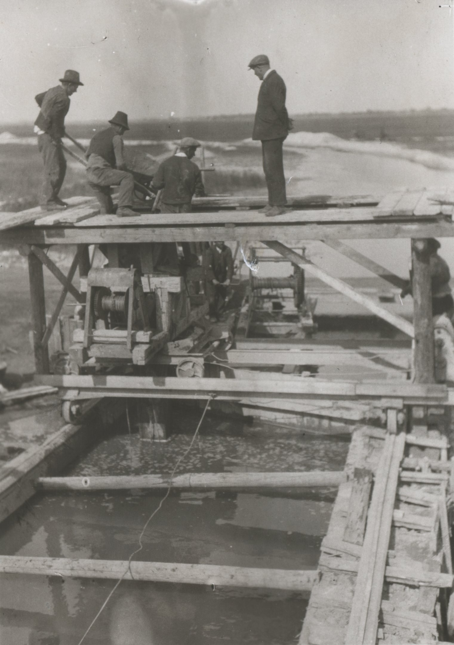 A fülöpszállási vasúti hídnál. Betonozás víz alatt tölcsérrel (Magyar Környezetvédelmi és Vízügyi Múzeum - Duna Múzeum CC BY-NC-SA)
