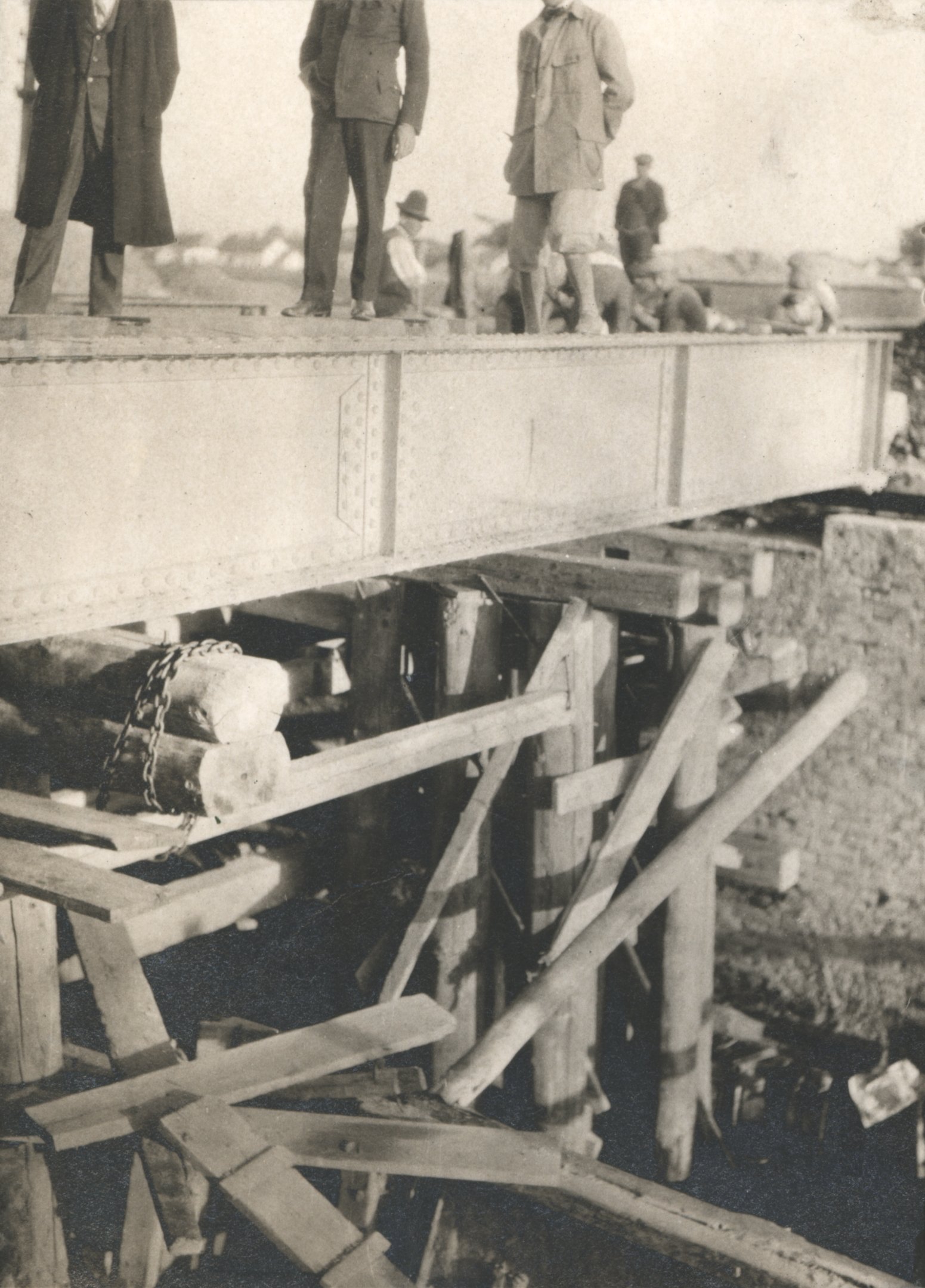 A fülöpszállási vasúti hídnál. Hídszerkezet megemelése kitoláshoz (Magyar Környezetvédelmi és Vízügyi Múzeum - Duna Múzeum CC BY-NC-SA)