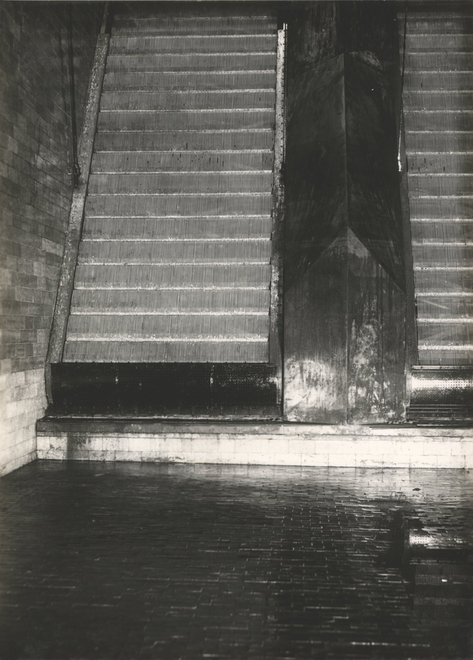A szennyvízszűrő rács az iszapfogó medence fenekéről nézve (Magyar Környezetvédelmi és Vízügyi Múzeum - Duna Múzeum CC BY-NC-SA)
