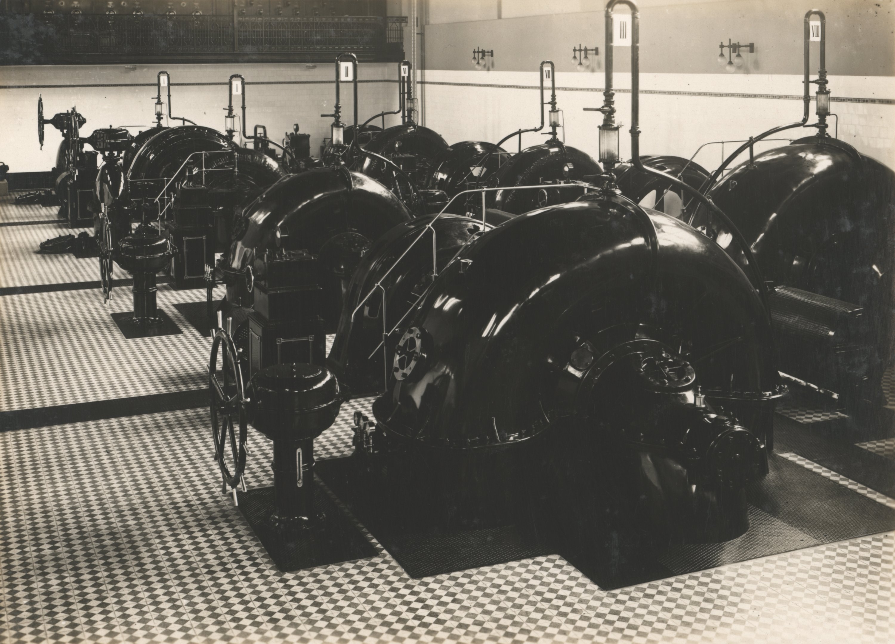 Gépház elektromos hajtású centrifugal szivattyúkkal (Magyar Környezetvédelmi és Vízügyi Múzeum - Duna Múzeum CC BY-NC-SA)