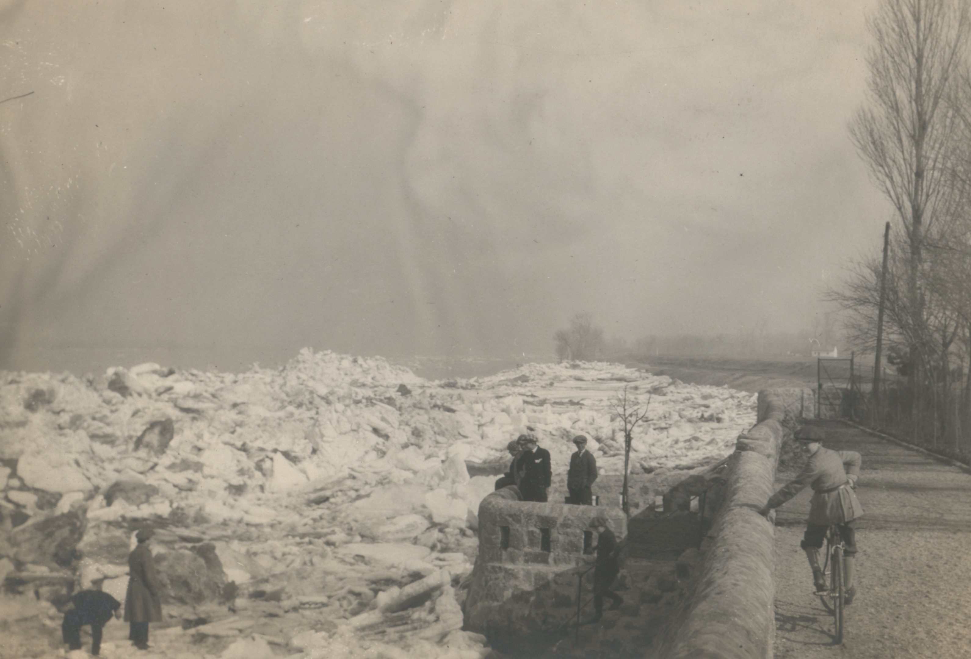 Az 1929. évi jégzajlás (március 22.) - Felsőgöd (Magyar Környezetvédelmi és Vízügyi Múzeum - Duna Múzeum CC BY-NC-SA)