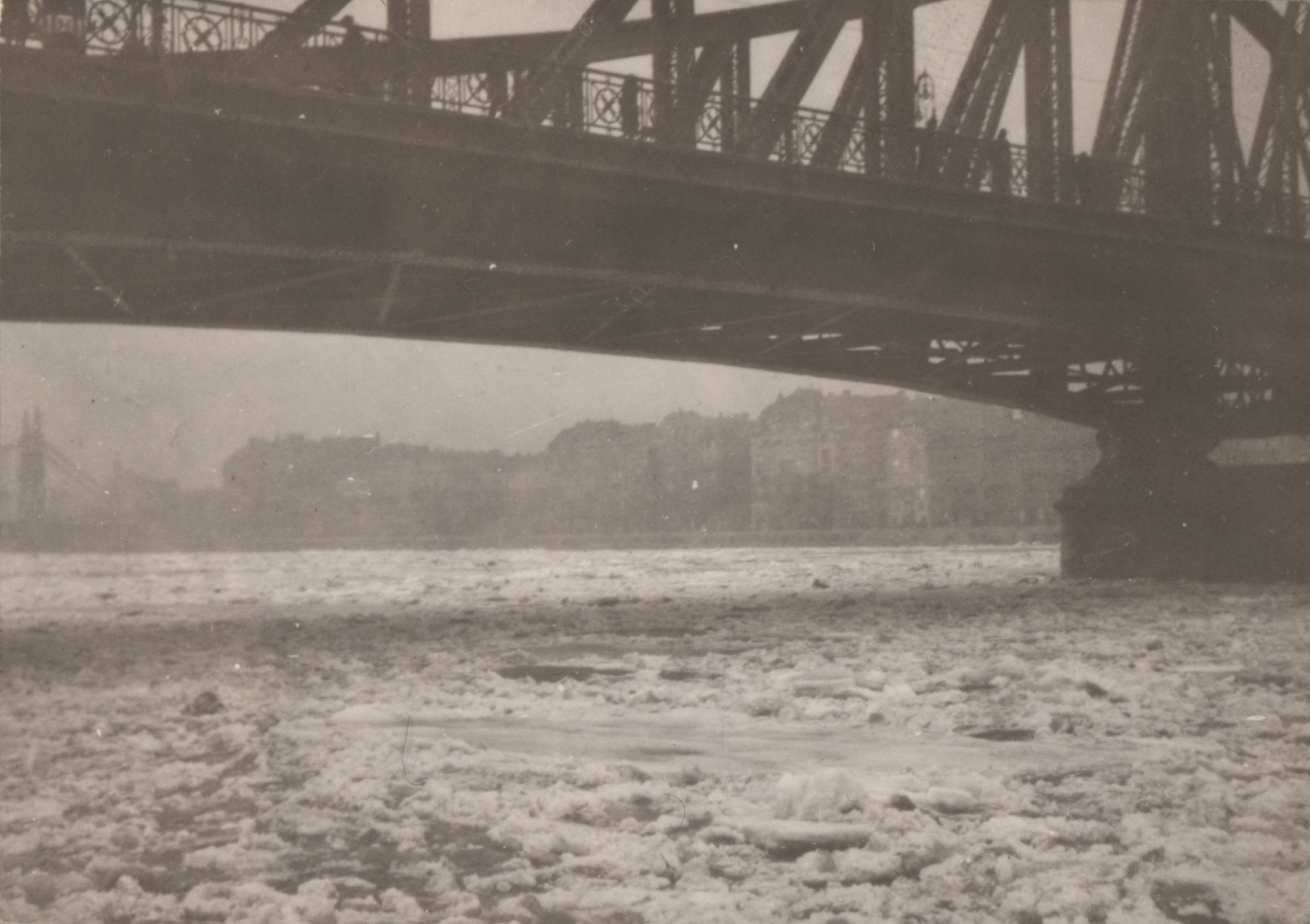 Jégzajlás, 1929. március 22. - Ferenc József híd (Magyar Környezetvédelmi és Vízügyi Múzeum - Duna Múzeum CC BY-NC-SA)