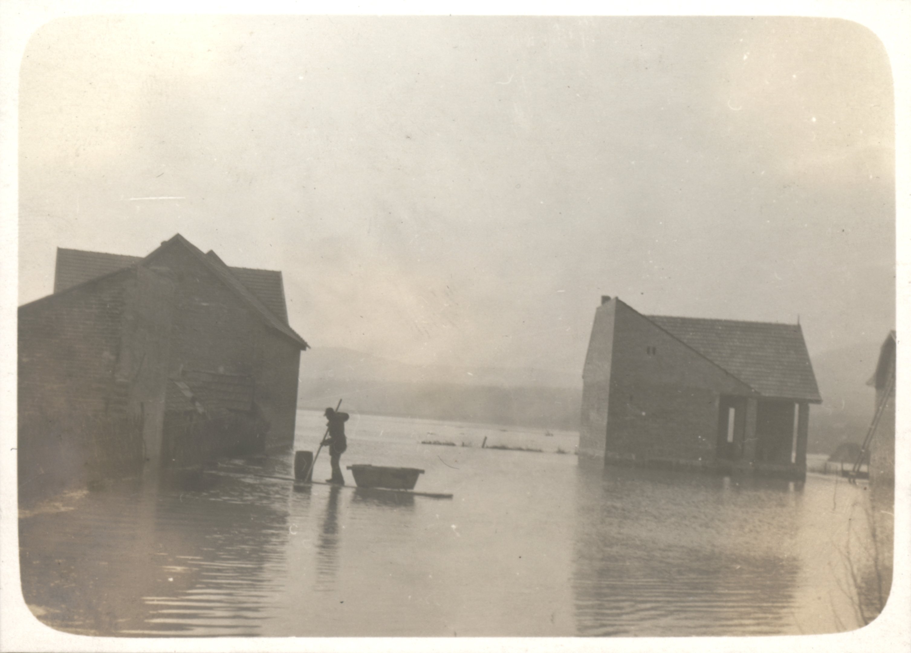 Jégzajlás, 1929. március 22. - A felduzzasztott víz kiönt Kismaroson (Magyar Környezetvédelmi és Vízügyi Múzeum - Duna Múzeum CC BY-NC-SA)