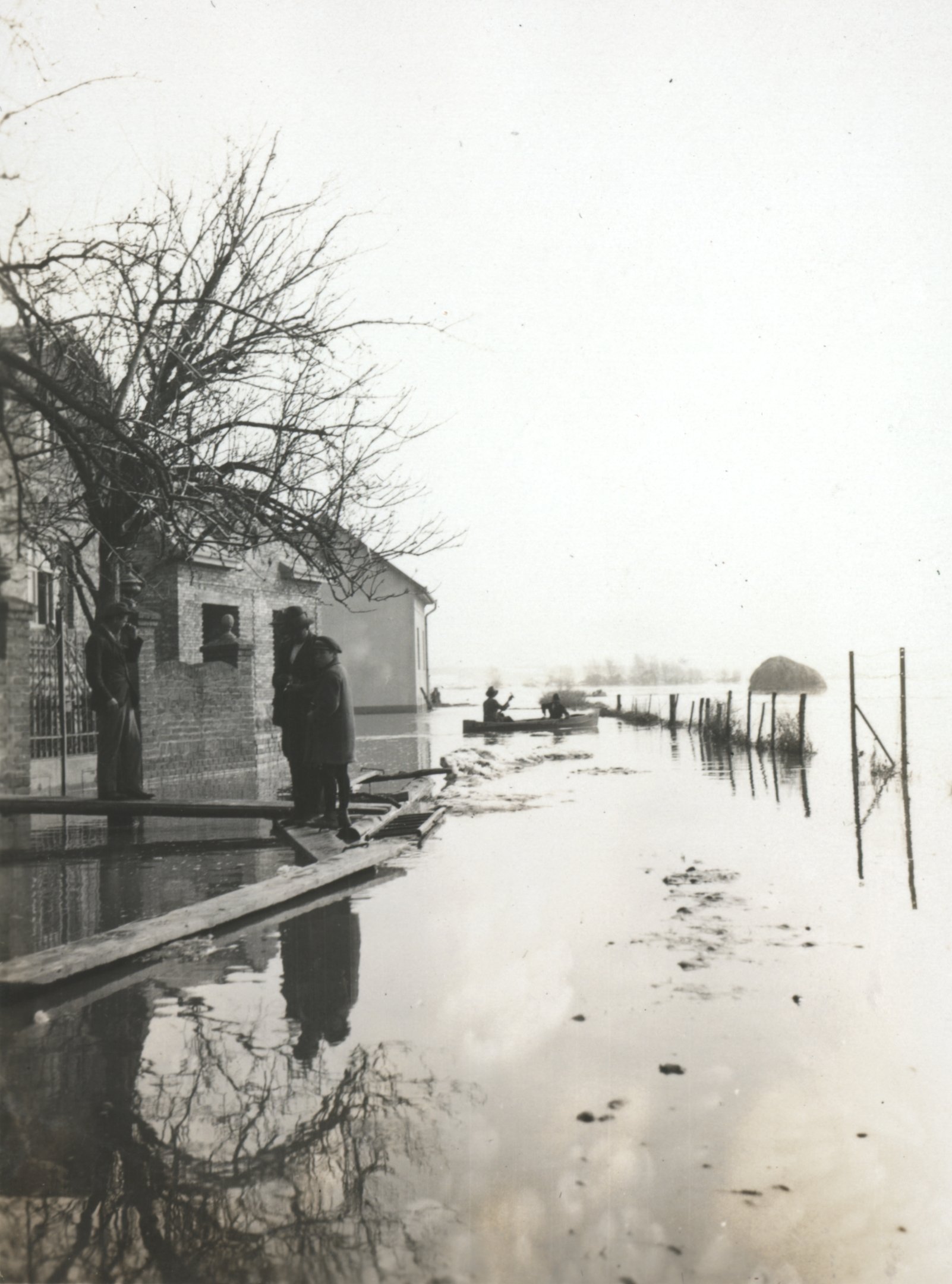 Jégzajlás, 1929. március 22. - A felduzzasztott víz kiönt Kismaroson (Magyar Környezetvédelmi és Vízügyi Múzeum - Duna Múzeum CC BY-NC-SA)