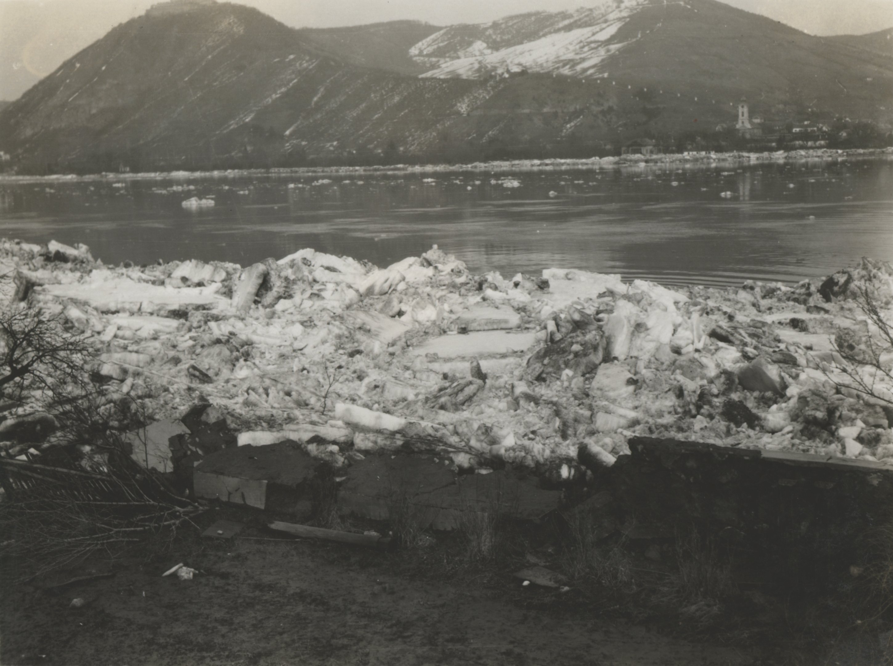 A jégtorlódás által okozott károk Nagymaroson, 1929 (Magyar Környezetvédelmi és Vízügyi Múzeum - Duna Múzeum CC BY-NC-SA)