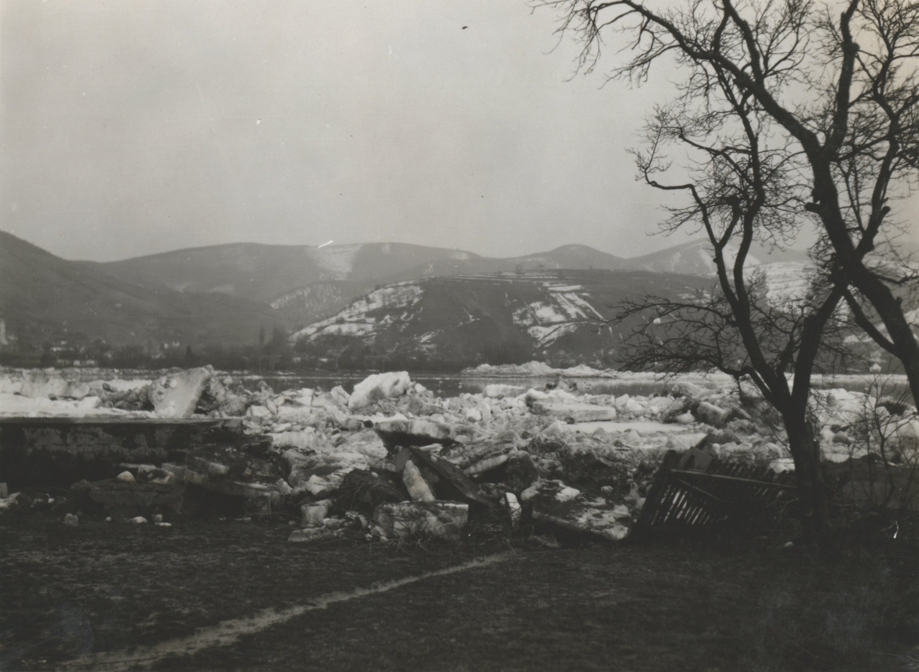 A jégtorlódás által okozott károk Nagymaroson, 1929 (Magyar Környezetvédelmi és Vízügyi Múzeum - Duna Múzeum CC BY-NC-SA)